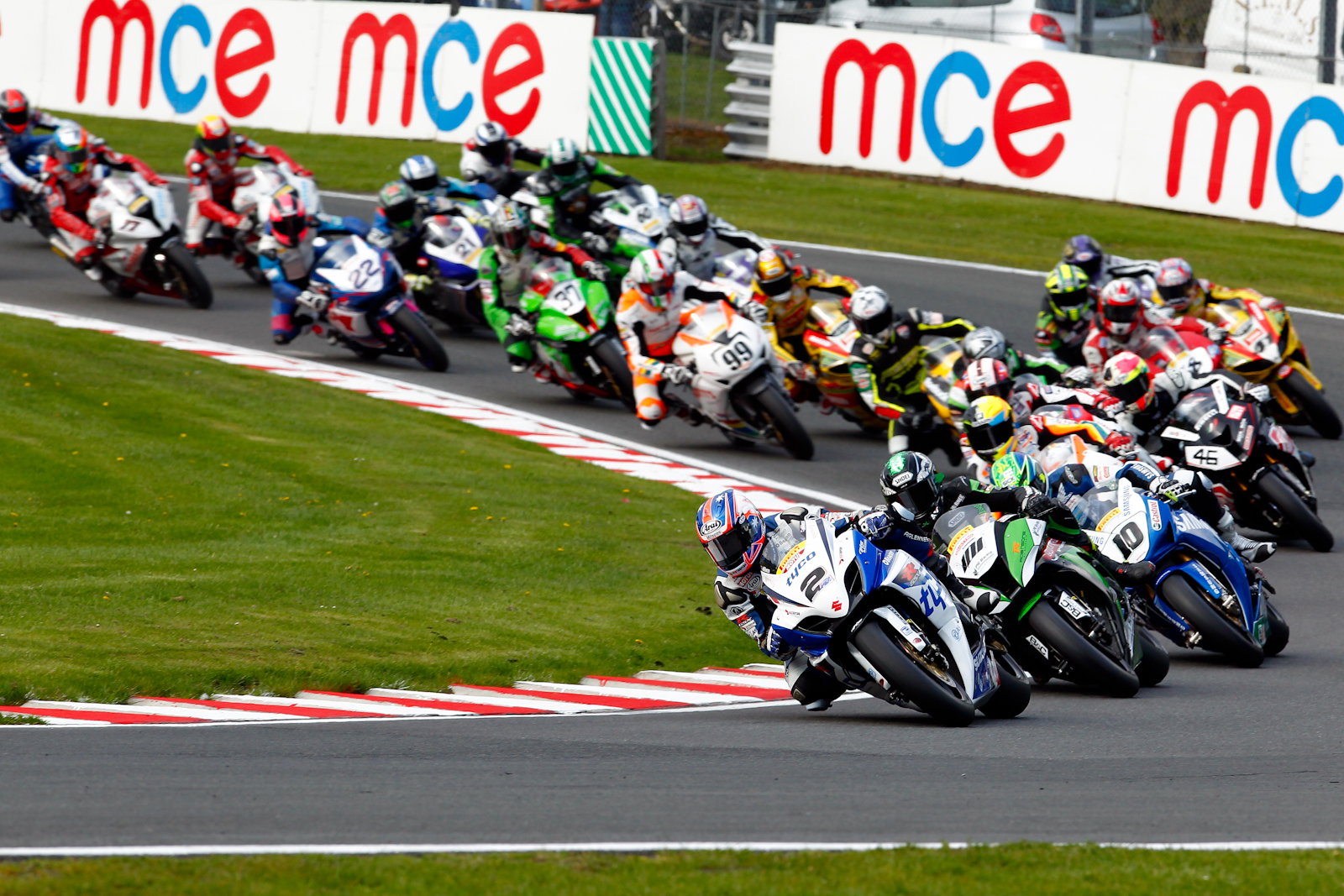 Race 1 First Corner - [picture credit: Ian Hopgood Photography.com]