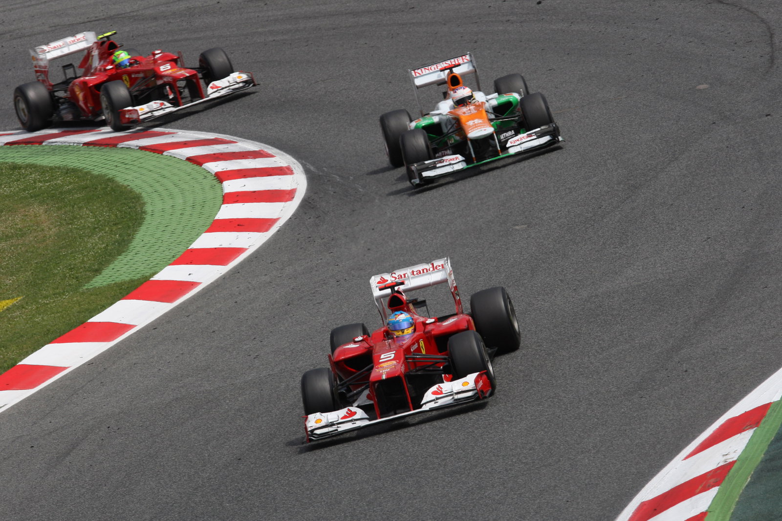 13.05.2012- Race, Fernando Alonso (ESP) Scuderia Ferrari F2012 leads Paul di Resta (GBR) Sahara Forc