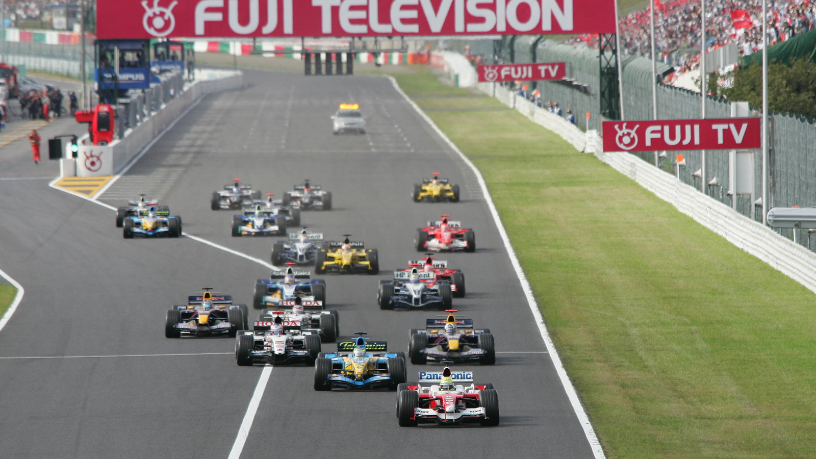 Toyota`s Ralf Schumacher leads at start of Japanese Grand Prix