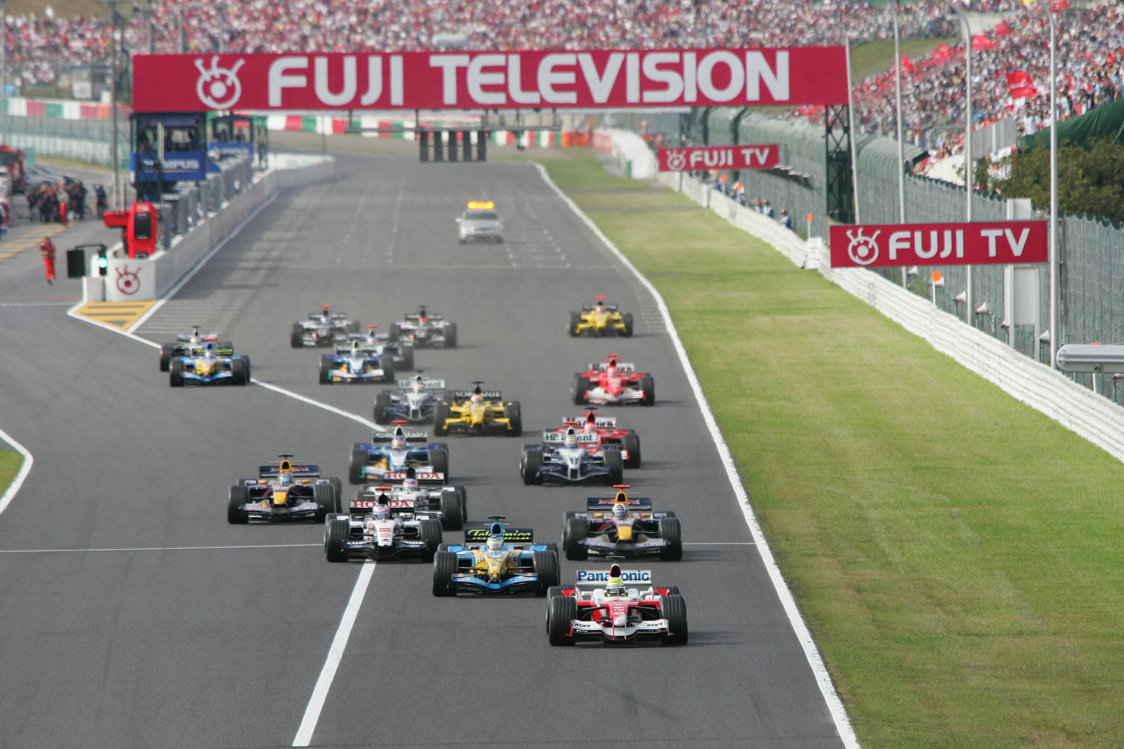 Toyota`s Ralf Schumacher leads at start of Japanese Grand Prix