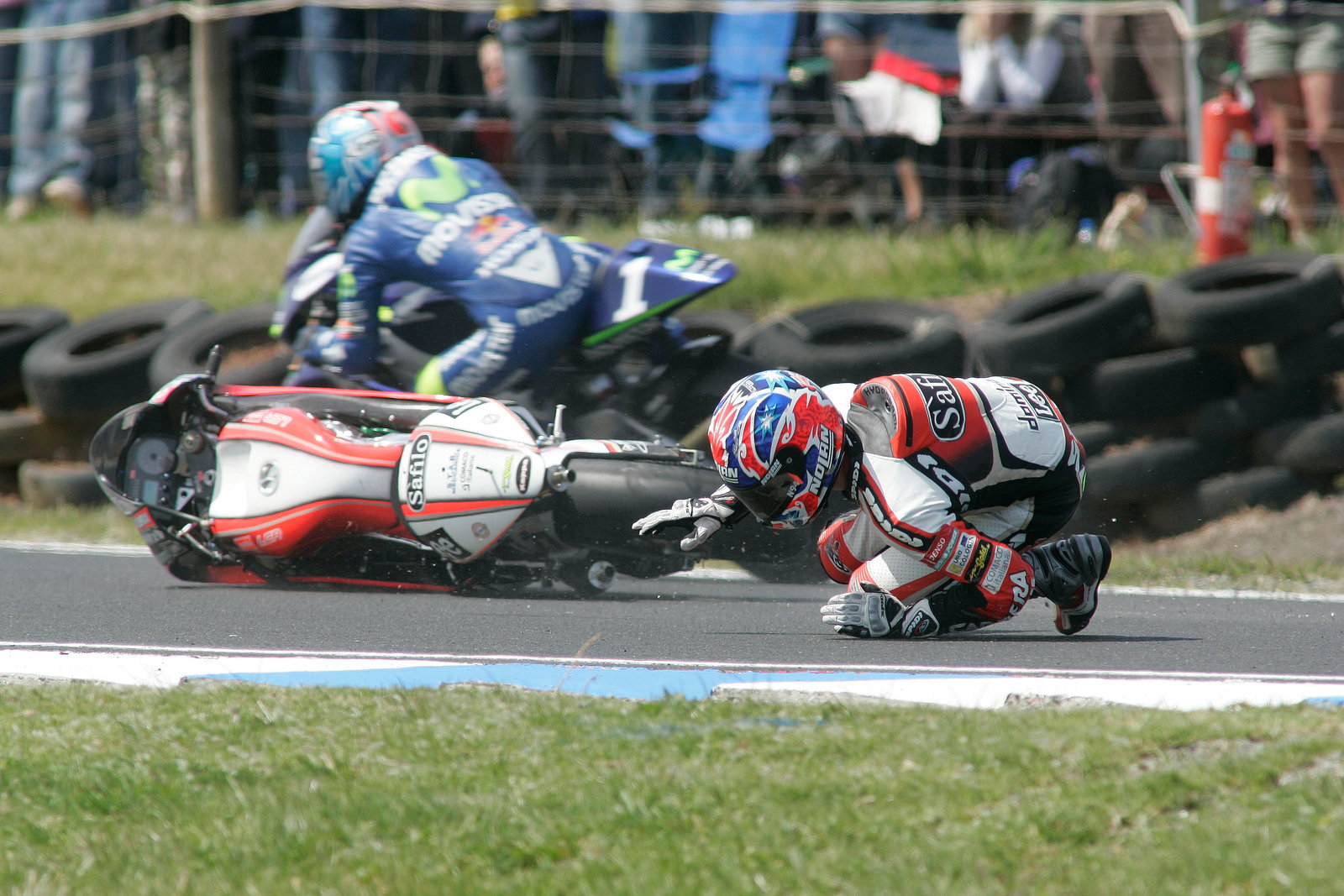 Stoner crashes from lead, Pedrosa passes, Australian 250 Race 2005