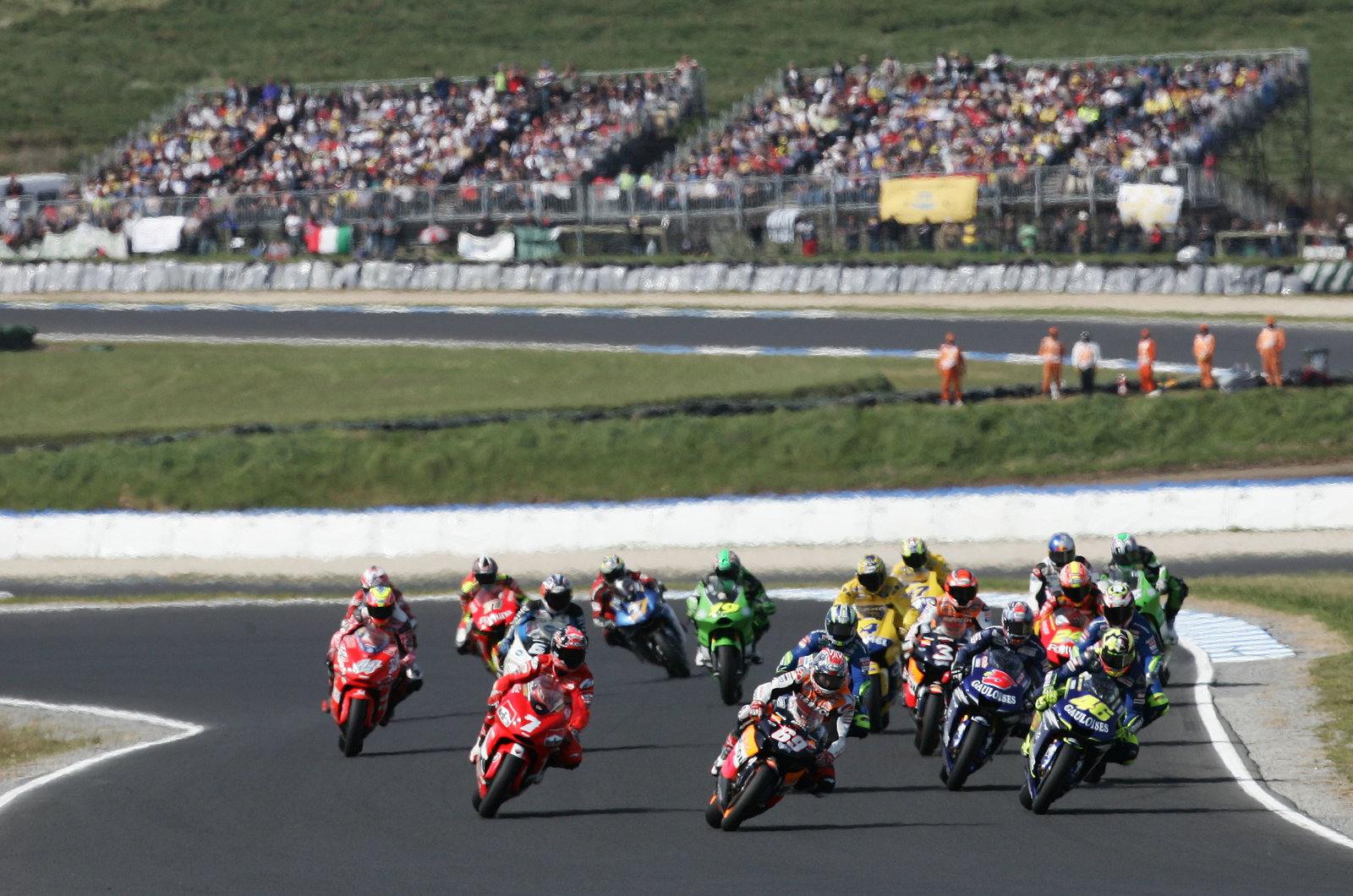 Hayden leads Rossi, Checa etc at start, Australian MotoGP race, 2005