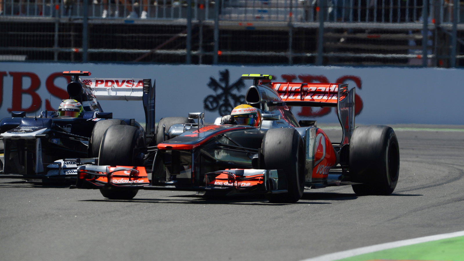 24.06.2012- Race, Lewis Hamilton (GBR) McLaren Mercedes MP4-27 and Pastor Maldonado (VEN) Williams F