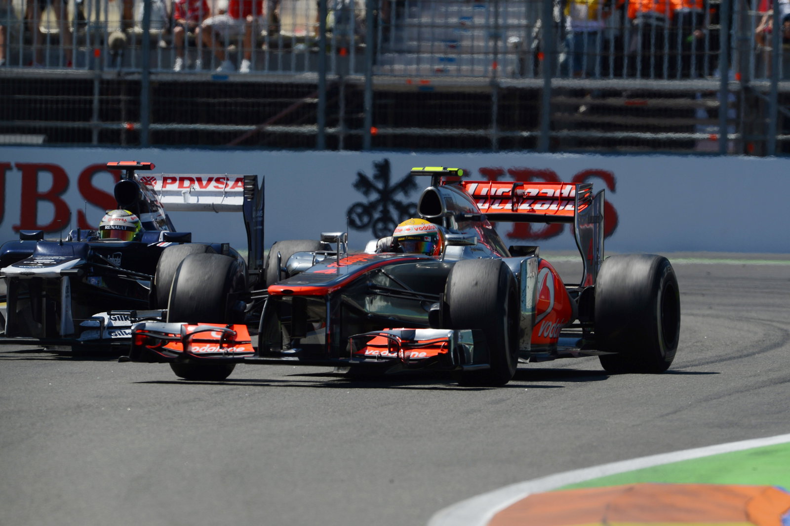24.06.2012- Race, Lewis Hamilton (GBR) McLaren Mercedes MP4-27 and Pastor Maldonado (VEN) Williams F