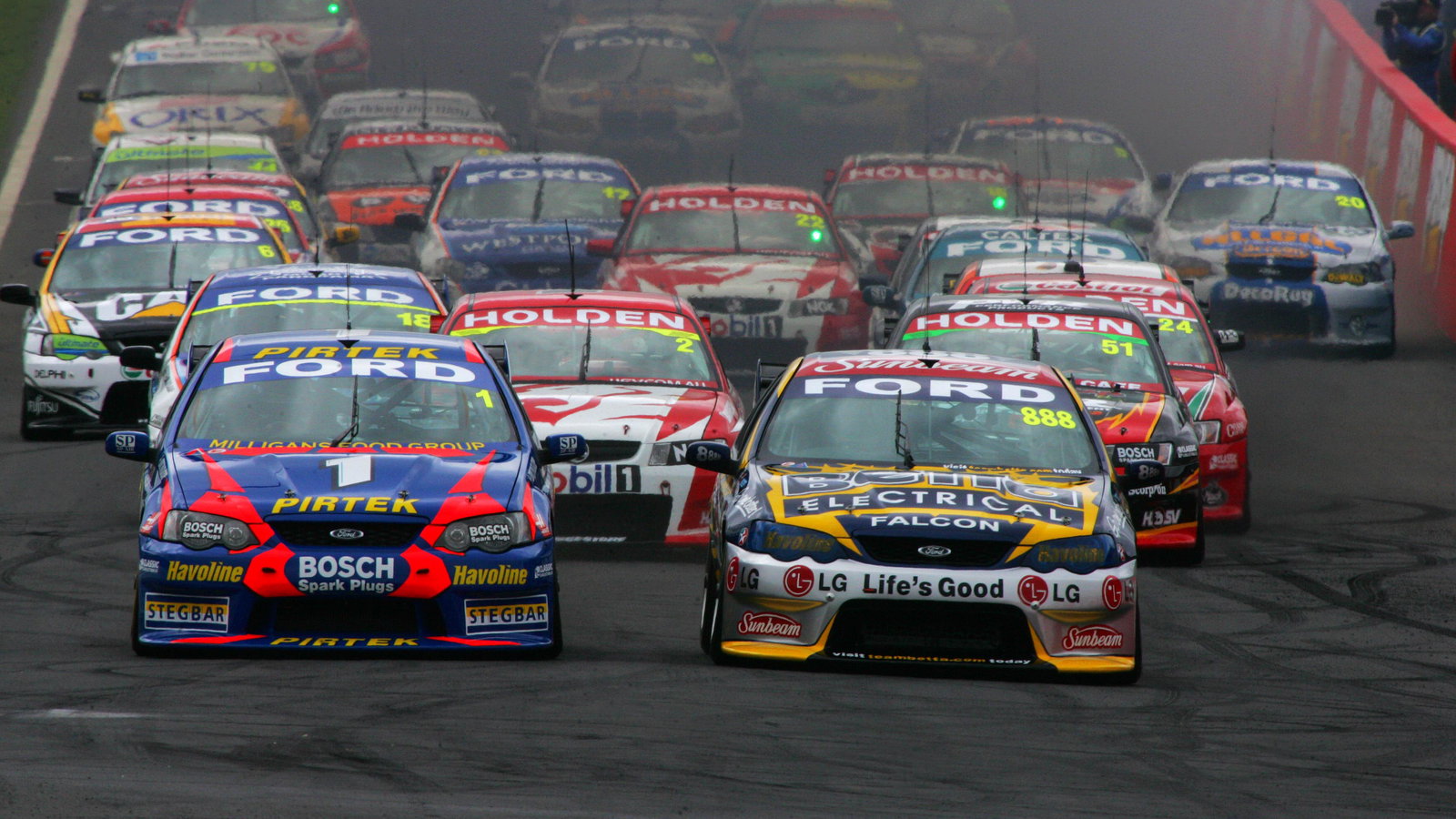 Craig Lowndes, Yvan Mueller, Race Start. 888 FordSuperchaep 1000Mt PanoramaBathurst9th oct 2005