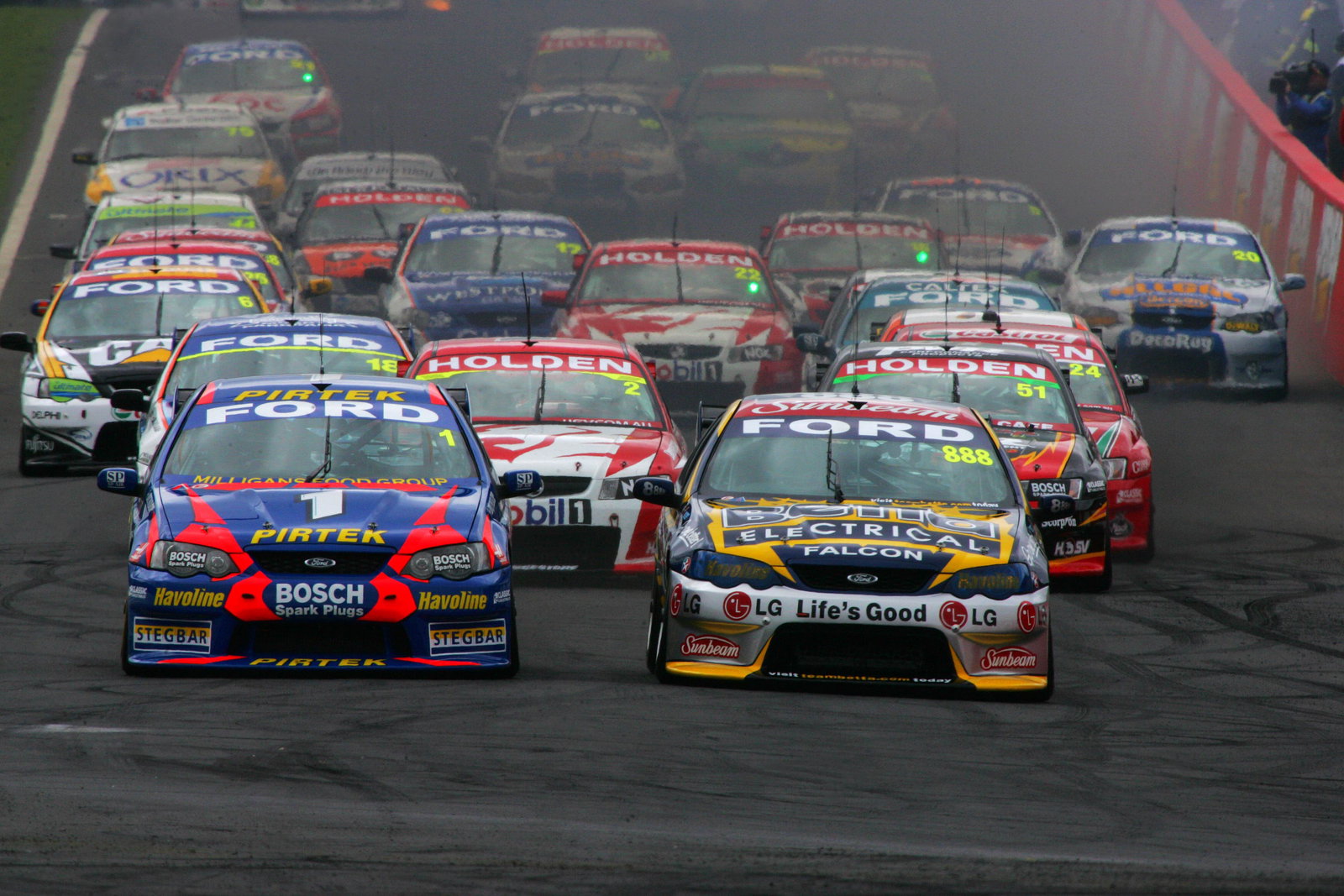 Craig Lowndes, Yvan Mueller, Race Start. 888 FordSuperchaep 1000Mt PanoramaBathurst9th oct 2005