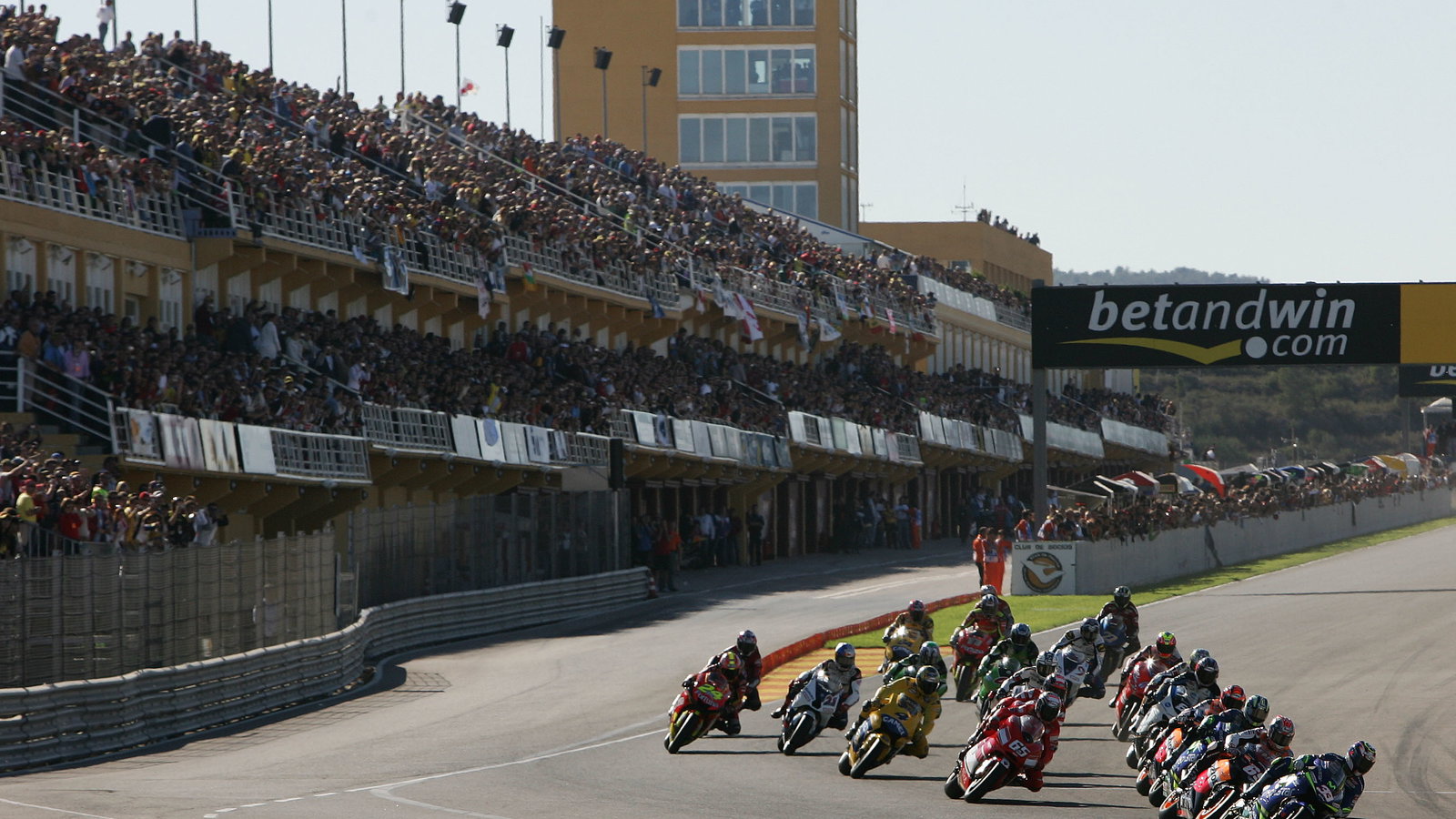 Melandri leads start of Valencia MotoGP Race, 2005