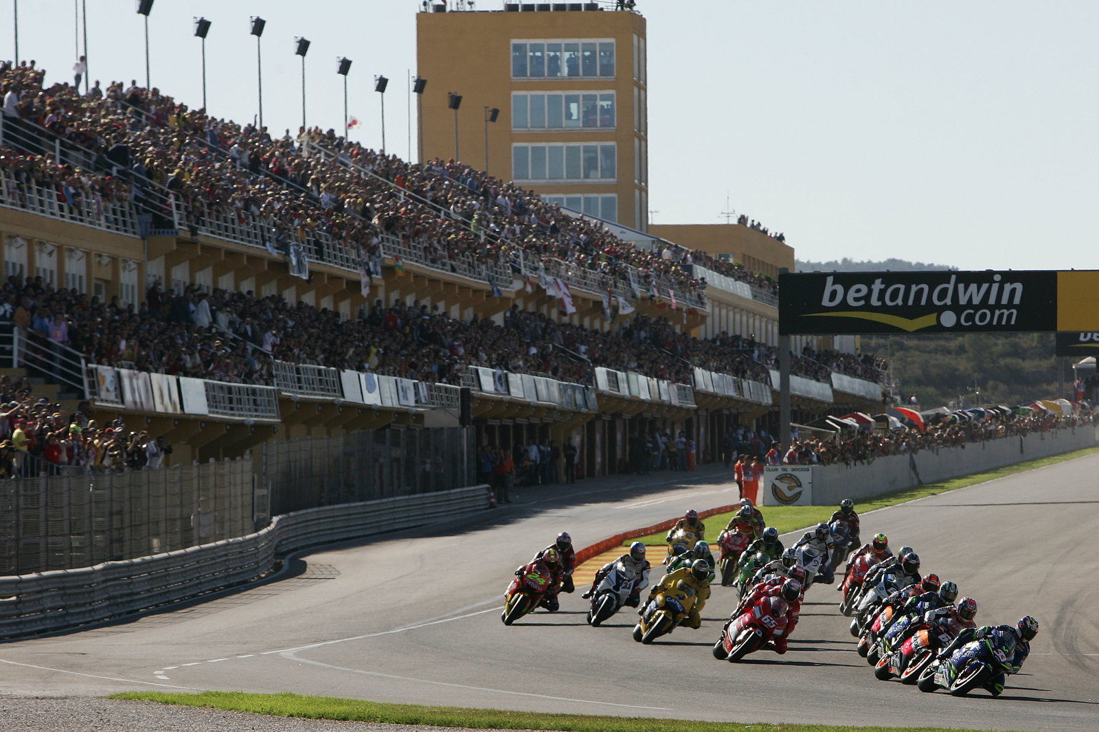 Melandri leads start of Valencia MotoGP Race, 2005