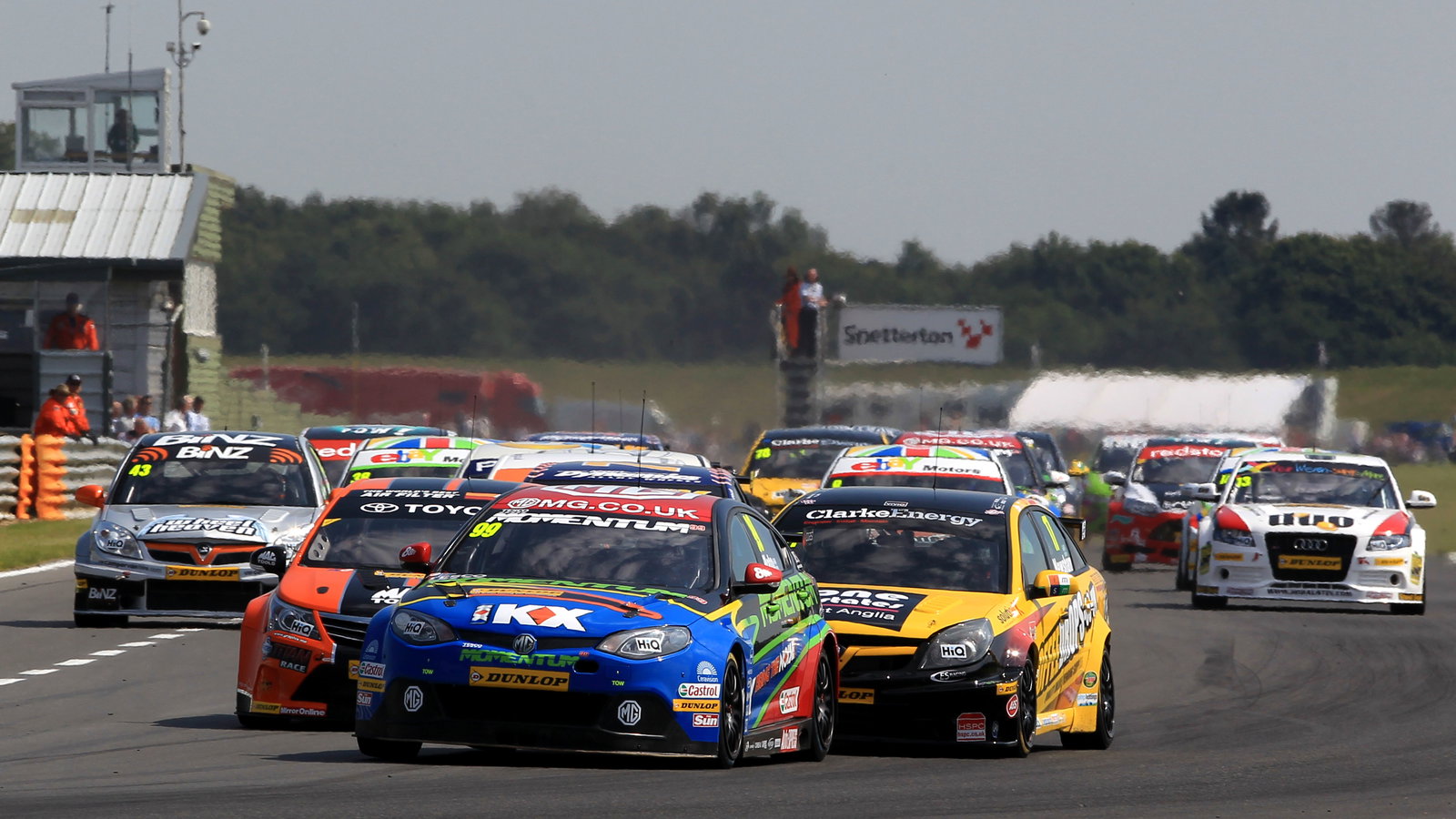 Start, Jason Plato (GBR) MG KX Momentum Racing MG6 GT leads
