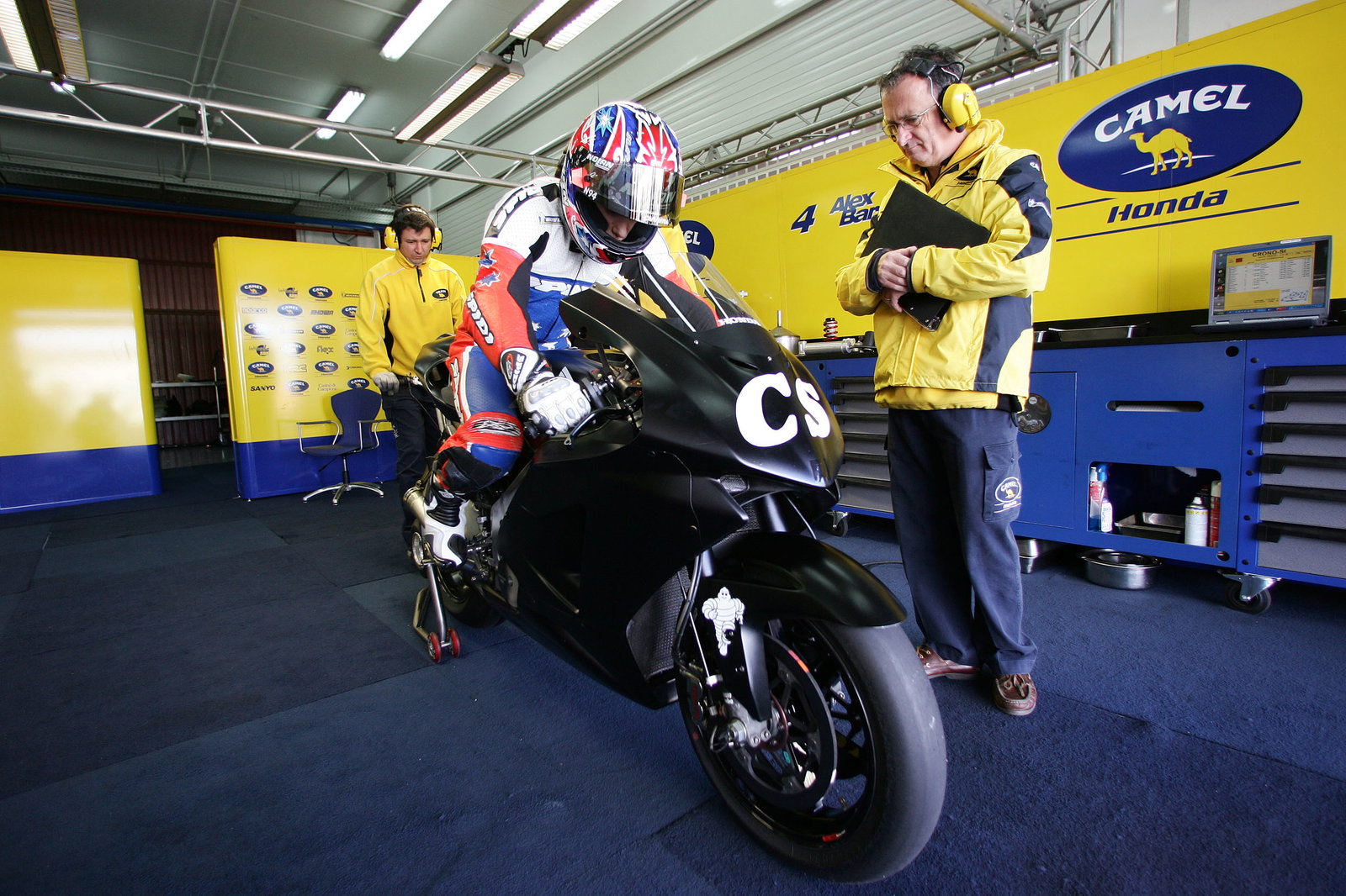 Stoner leaves Honda Pons pits on RCV debut, Valencia MotoGP tests, November 2005