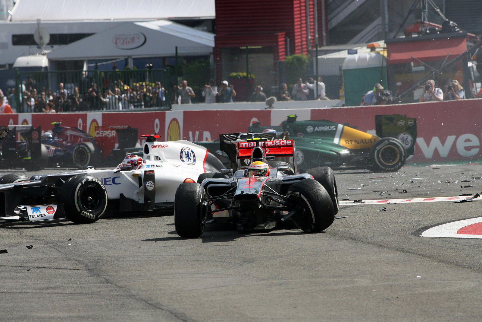 02.09.2012- Race, Start of the race, Crash,Sergio PÃ©rez (MEX) Sauber F1 Team C31 and Lewis Hamilton