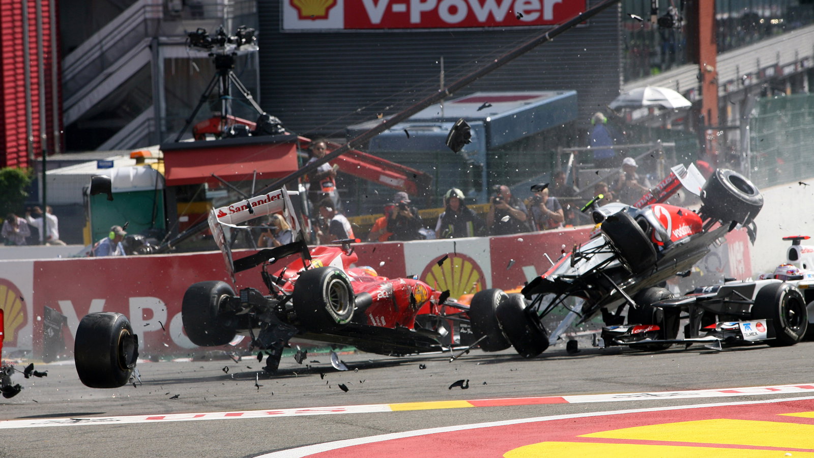 02.09.2012- Race, Start of the race, Crash, Fernando Alonso (ESP) Scuderia Ferrari F2012 and Lewis H
