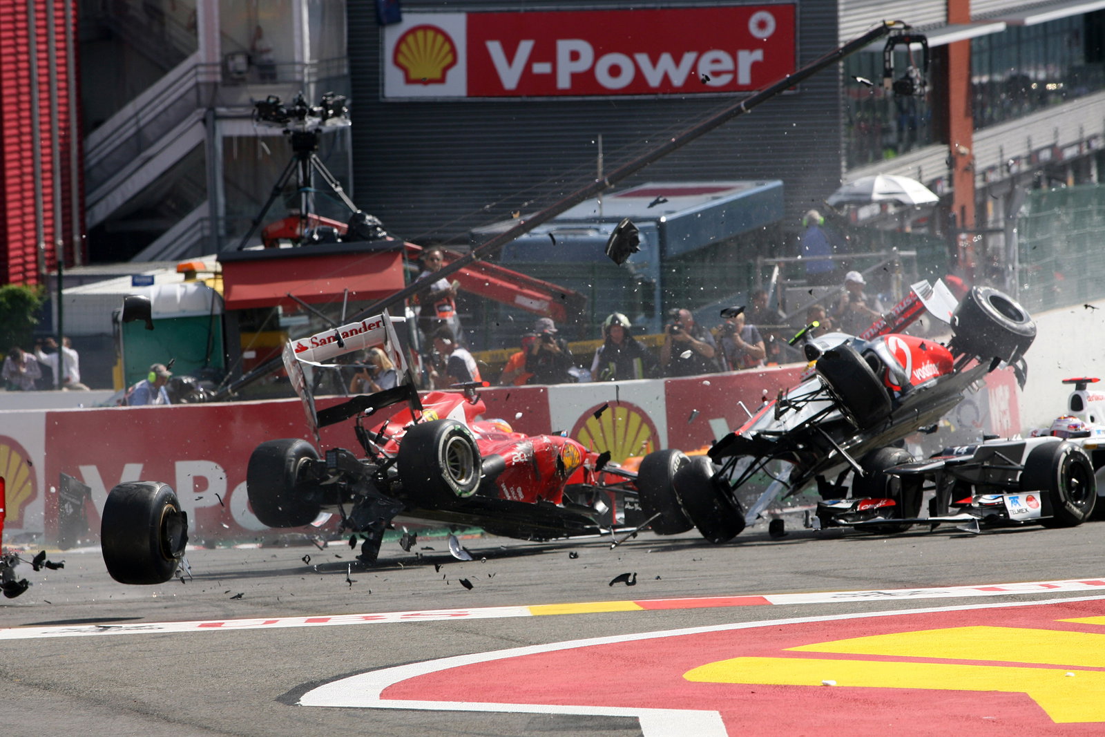 02.09.2012- Race, Start of the race, Crash, Fernando Alonso (ESP) Scuderia Ferrari F2012 and Lewis H