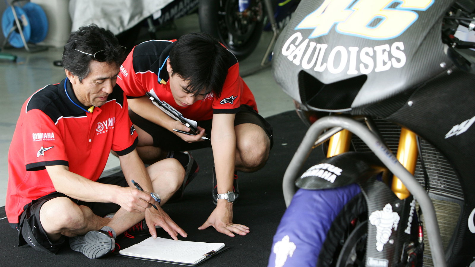 Yamaha technicians with new 2006 Yamaha YZR-M1, Sepang MotoGP Test 28 - 30 November 2005