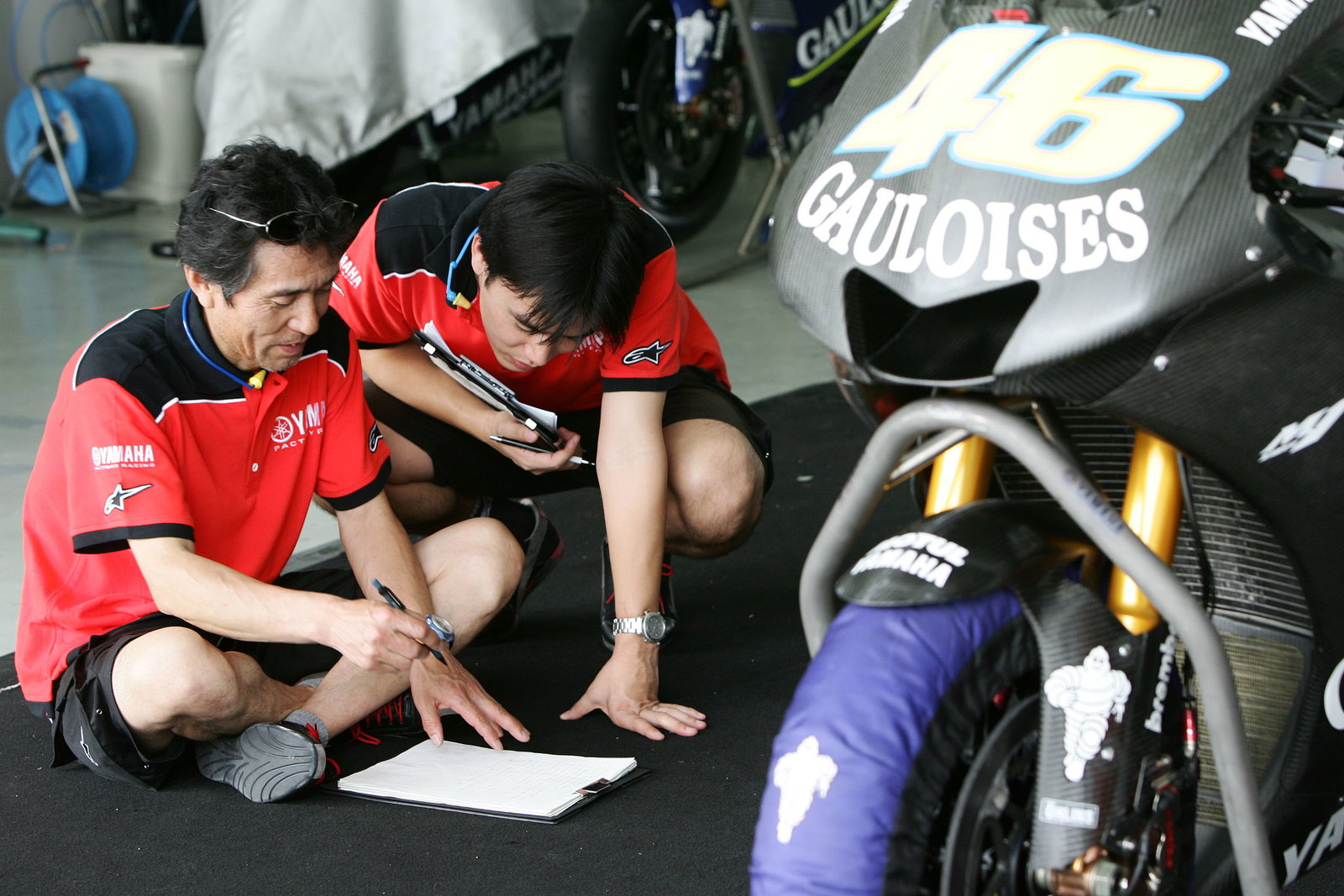Yamaha technicians with new 2006 Yamaha YZR-M1, Sepang MotoGP Test 28 - 30 November 2005