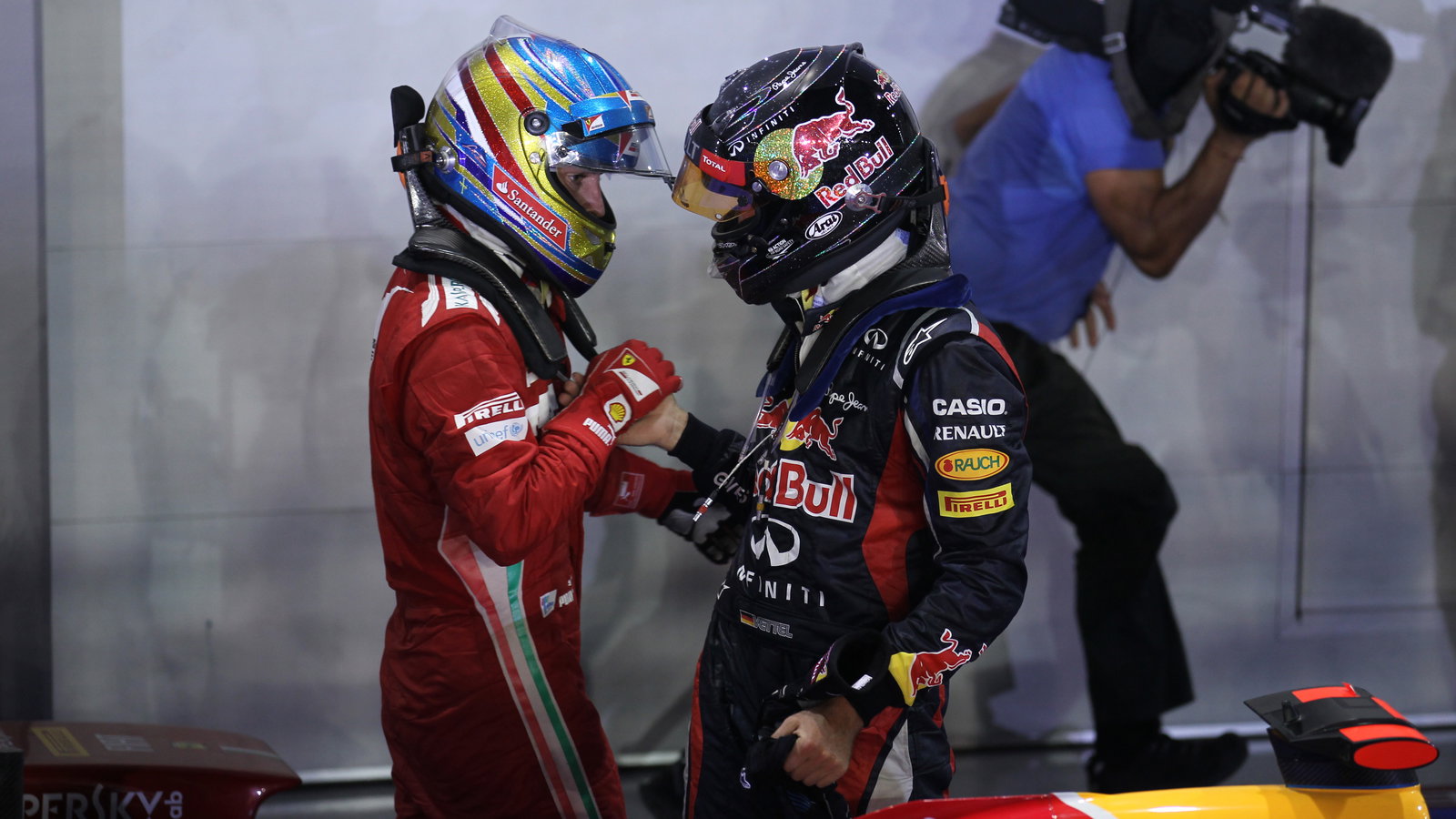 23.09.2012 - Race, Sebastian Vettel (GER) Red Bull Racing RB8 and Fernando Alonso (ESP) Scuderia Fer