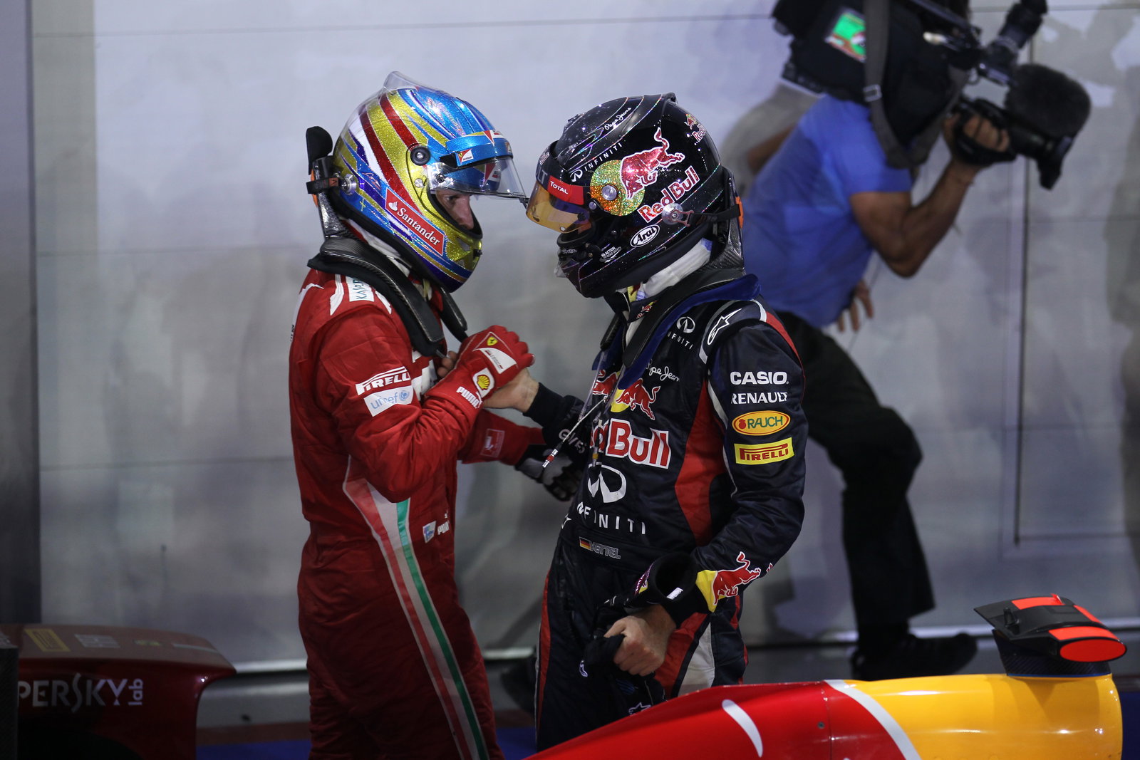 23.09.2012 - Race, Sebastian Vettel (GER) Red Bull Racing RB8 and Fernando Alonso (ESP) Scuderia Fer