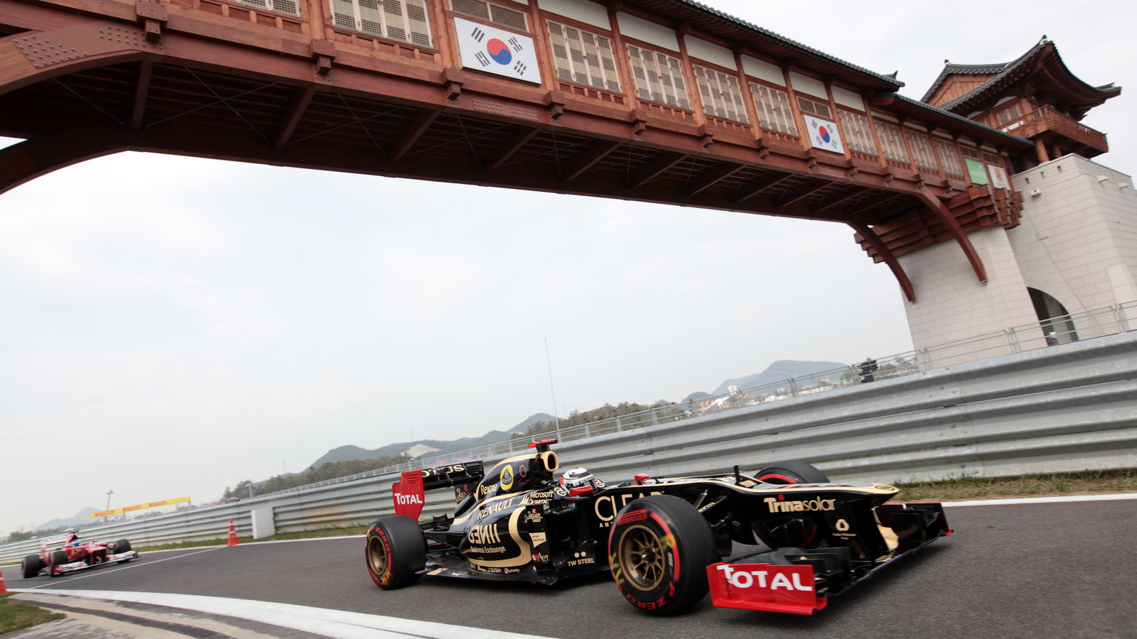 13.10.2012- Free Practice 3, Kimi Raikkonen (FIN) Lotus F1 Team E20 leads Fernando Alonso (ESP) Scud