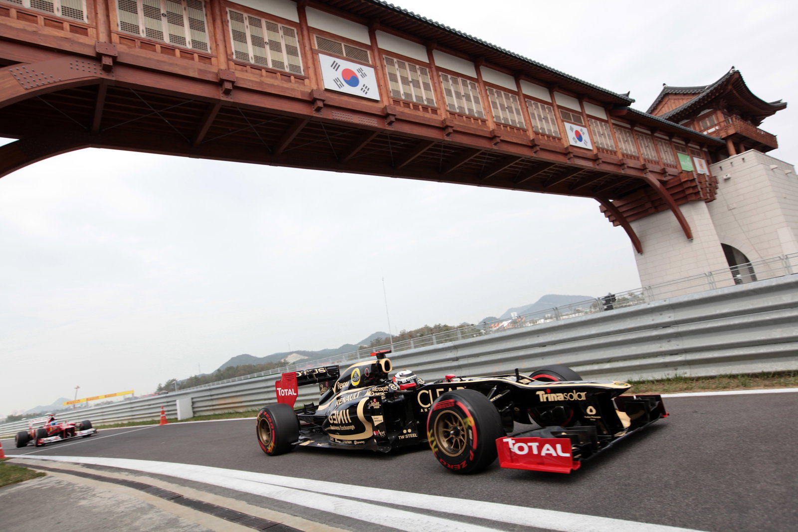 13.10.2012- Free Practice 3, Kimi Raikkonen (FIN) Lotus F1 Team E20 leads Fernando Alonso (ESP) Scud