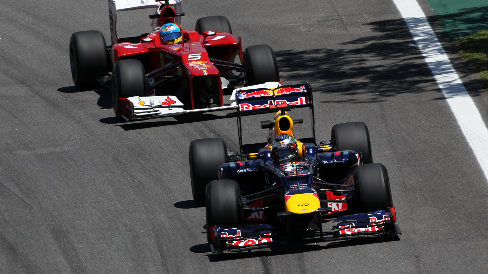 23.11.2012- Free Practice 2, Sebastian Vettel (GER) Red Bull Racing RB8 and Fernando Alonso (ESP) Sc