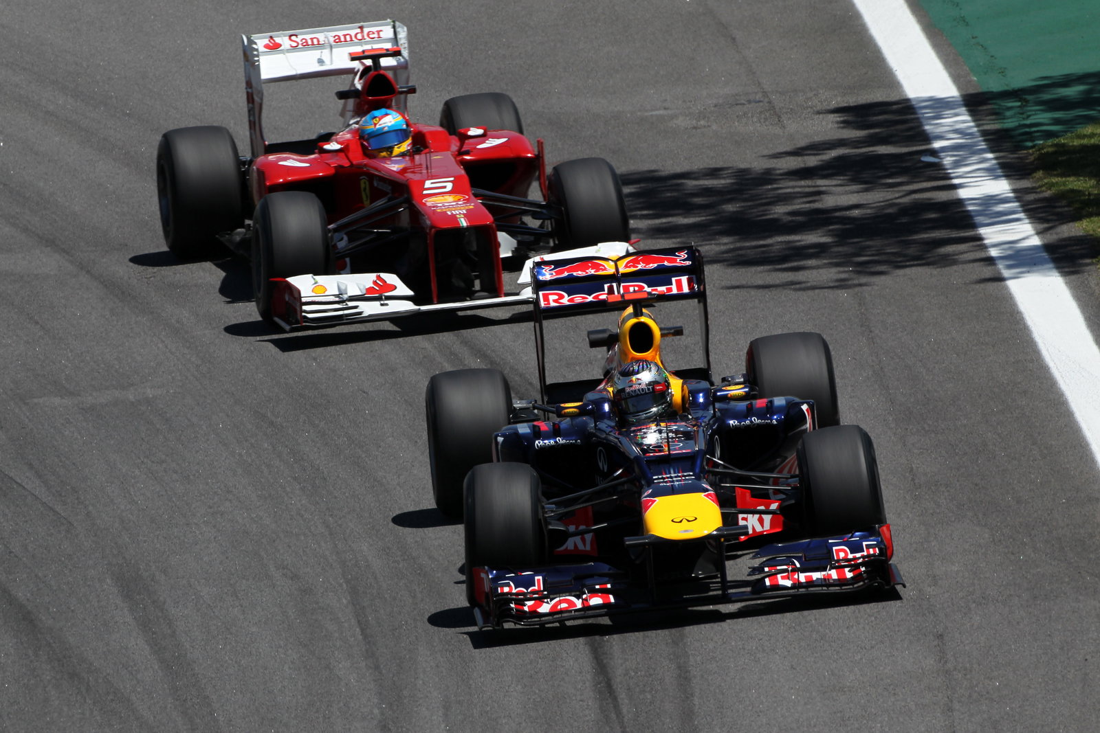 23.11.2012- Free Practice 2, Sebastian Vettel (GER) Red Bull Racing RB8 and Fernando Alonso (ESP) Sc