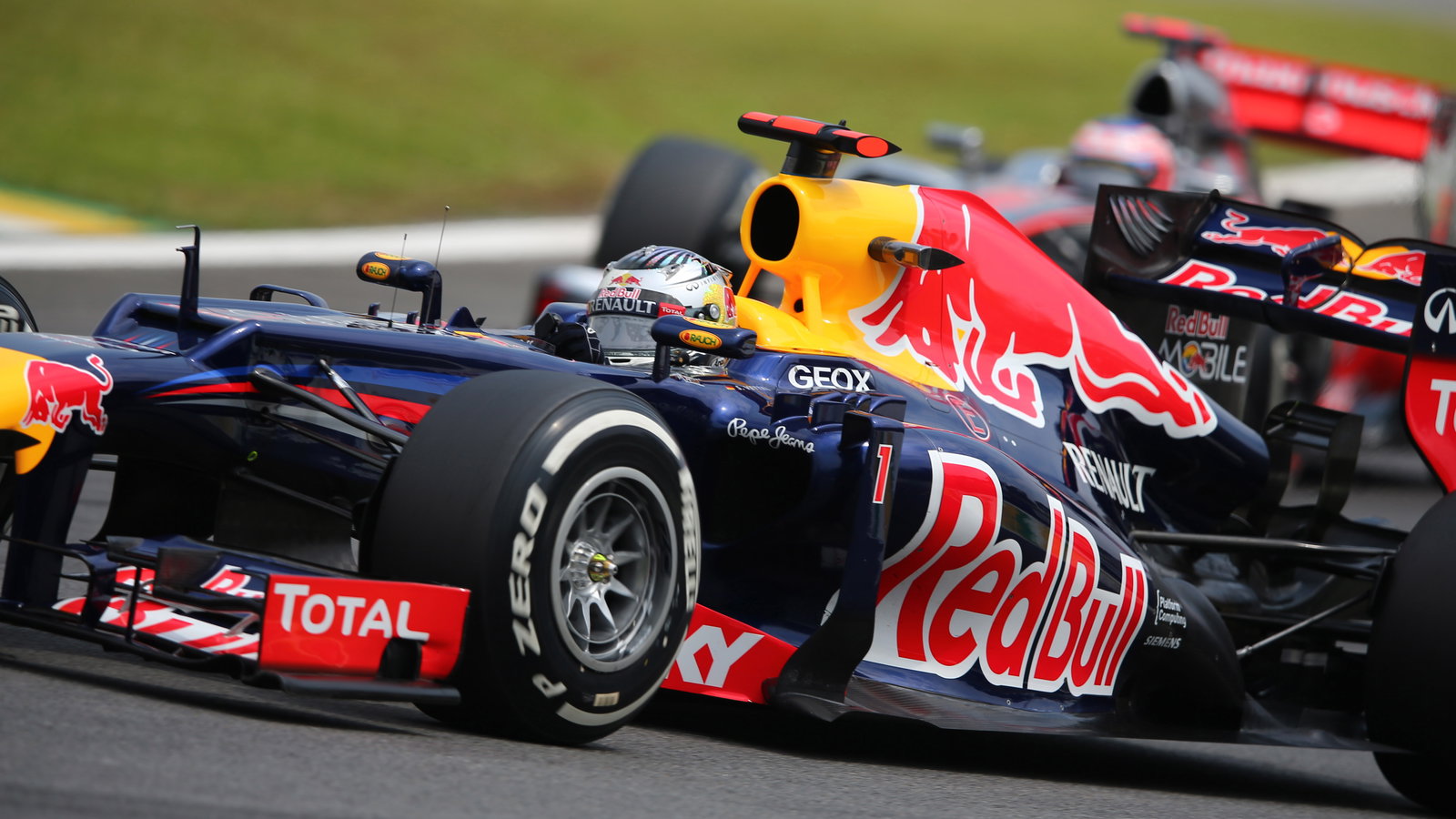 24.11.2012- Qualifying, Sebastian Vettel (GER) Red Bull Racing RB8 and Jenson Button (GBR) McLaren M
