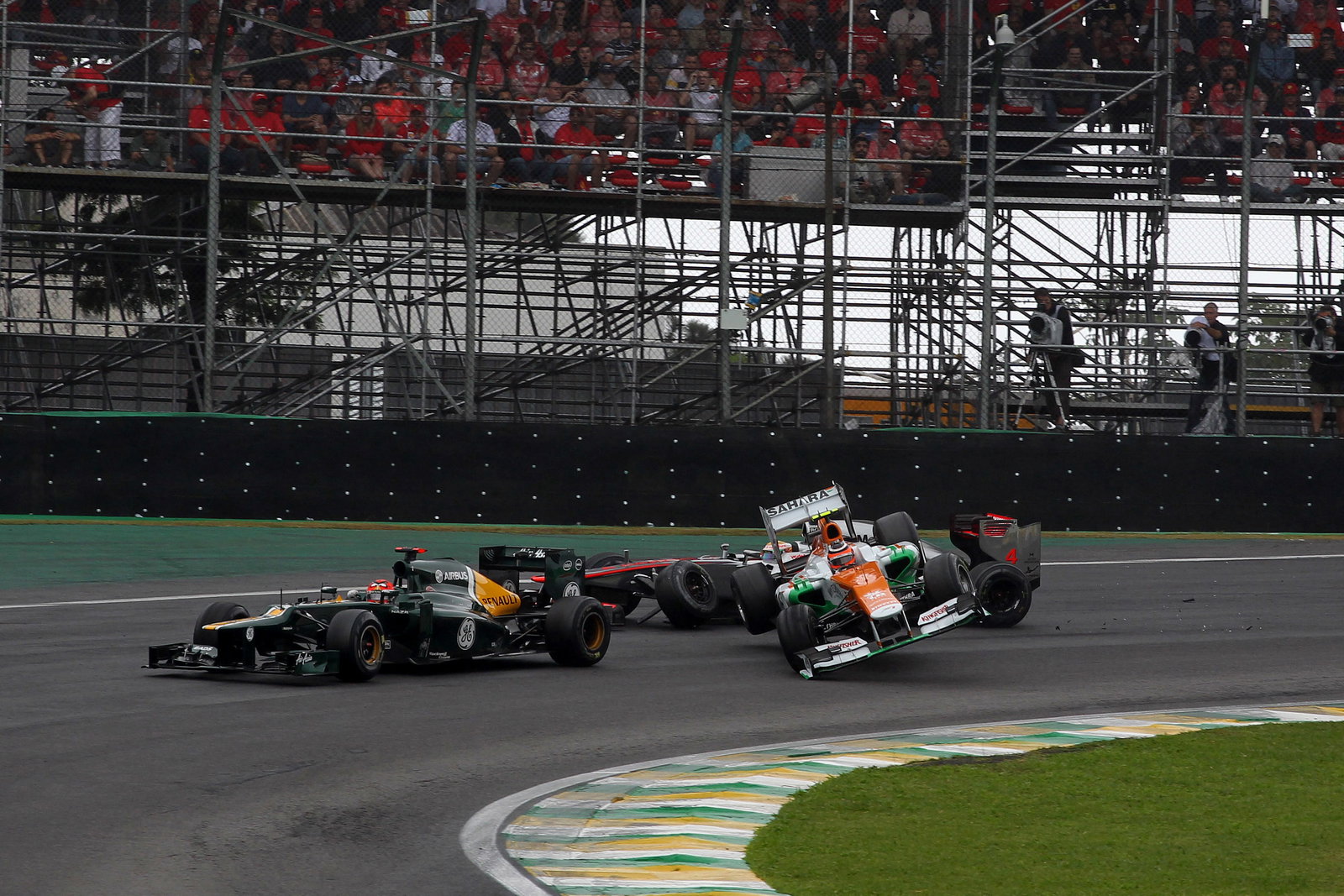 25.11.2012- Race, Crash, Nico Hulkenberg (GER) Sahara Force India F1 Team VJM05 and Lewis Hamilton (