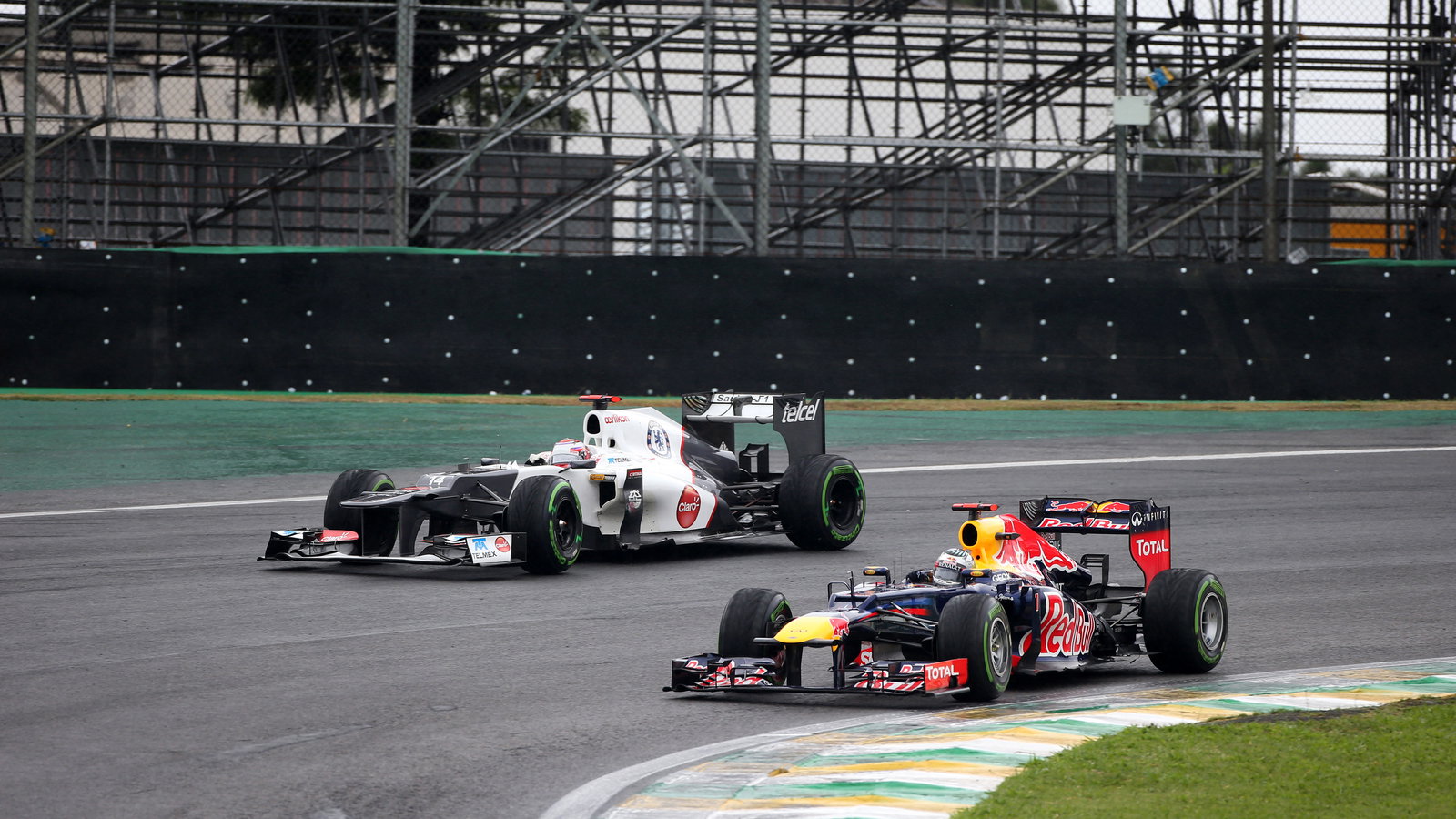 25.11.2012- Race, Kamui Kobayashi (JAP) Sauber F1 Team C31 and Sebastian Vettel (GER) Red Bull Racin
