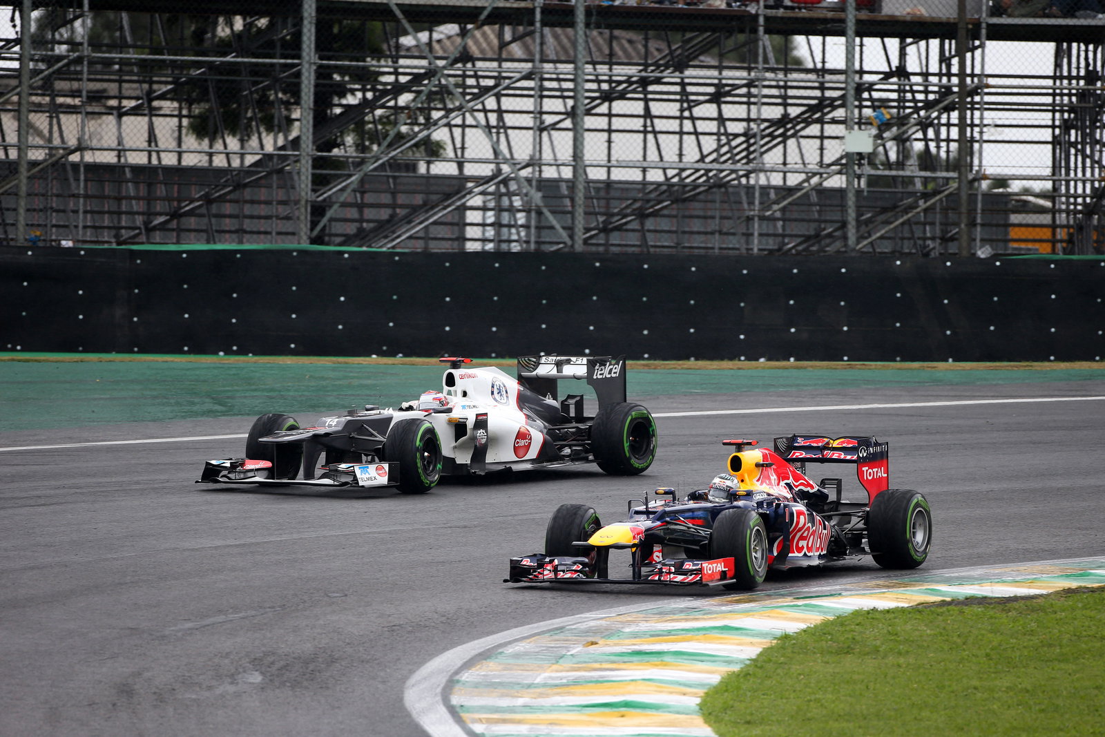 25.11.2012- Race, Kamui Kobayashi (JAP) Sauber F1 Team C31 and Sebastian Vettel (GER) Red Bull Racin