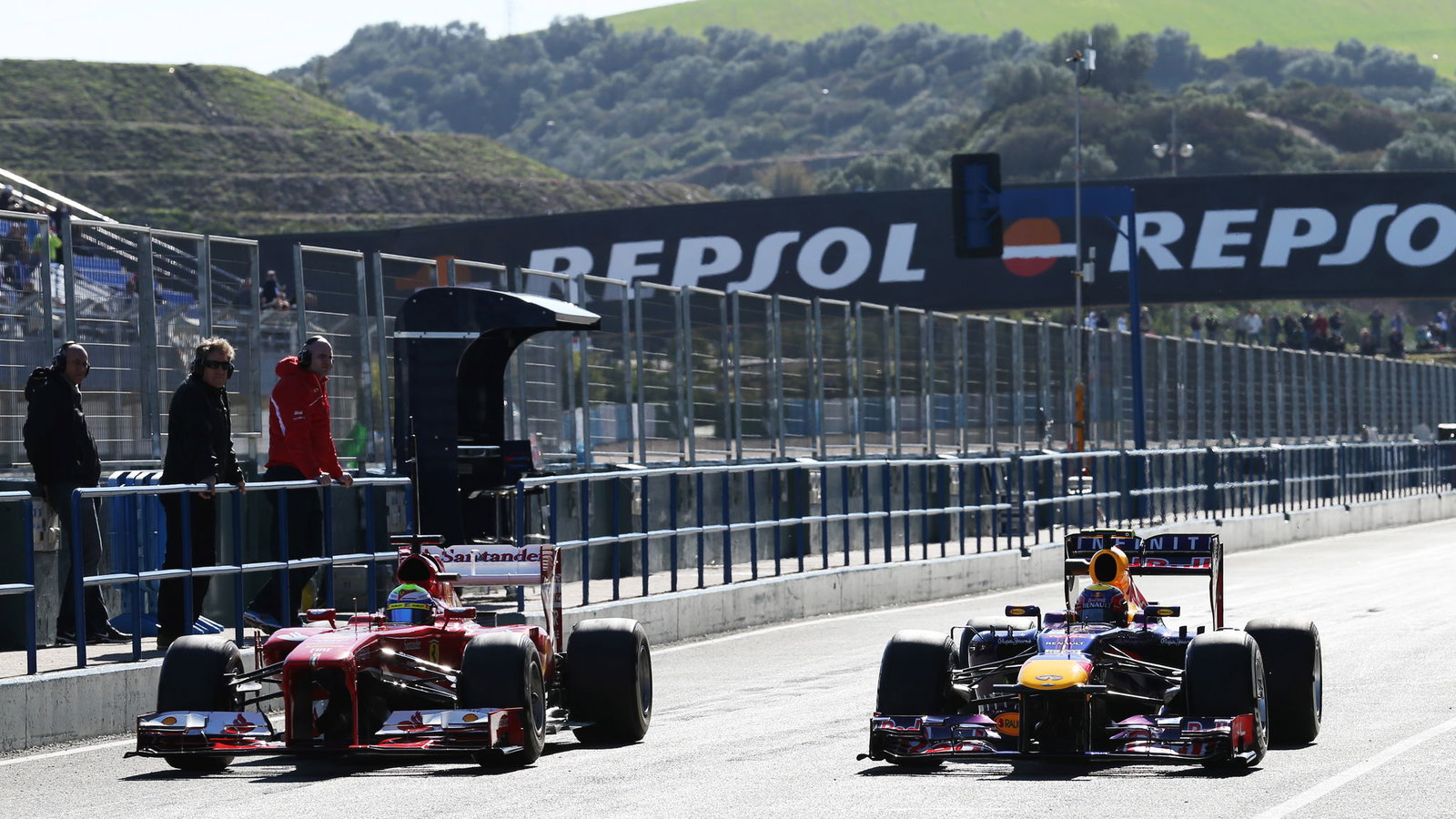 (L to R): Felipe Massa (BRA) Ferrari F138 and Mark Webber (AUS) Red Bull Racing RB9 in the pits.06.