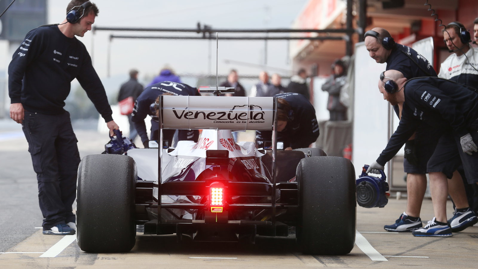 Pastor Maldonado (VEN) Williams FW35 in the pits.