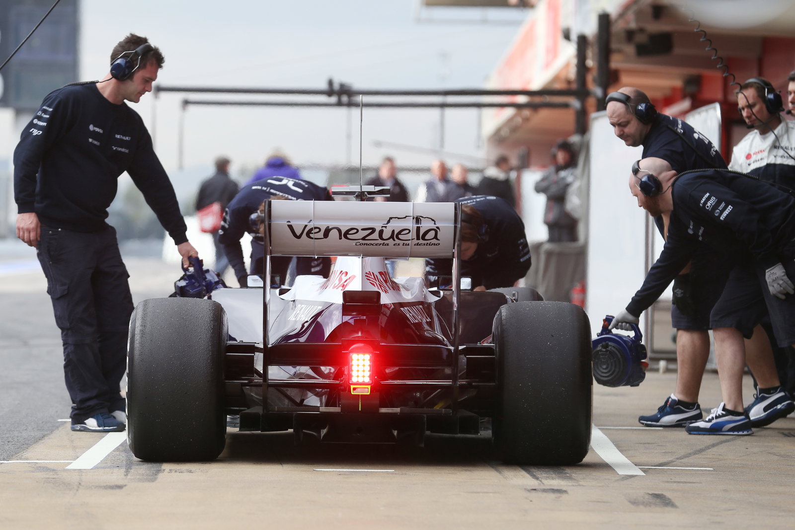 Pastor Maldonado (VEN) Williams FW35 in the pits.