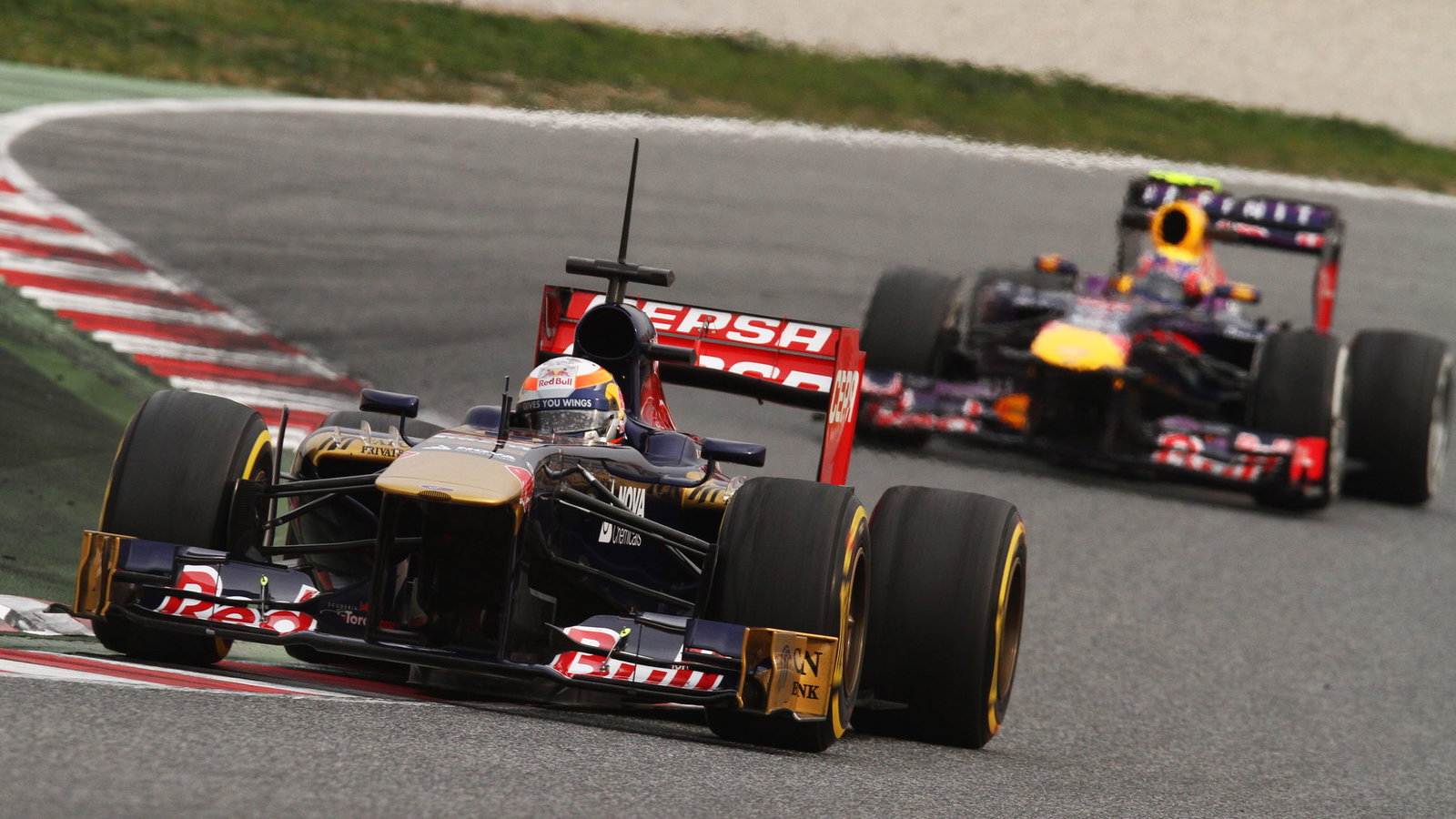 Jean-Eric Vergne (FRA) Scuderia Toro Rosso STR8 leads Mark Webber (AUS) Red Bull Racing RB9.21.02.2