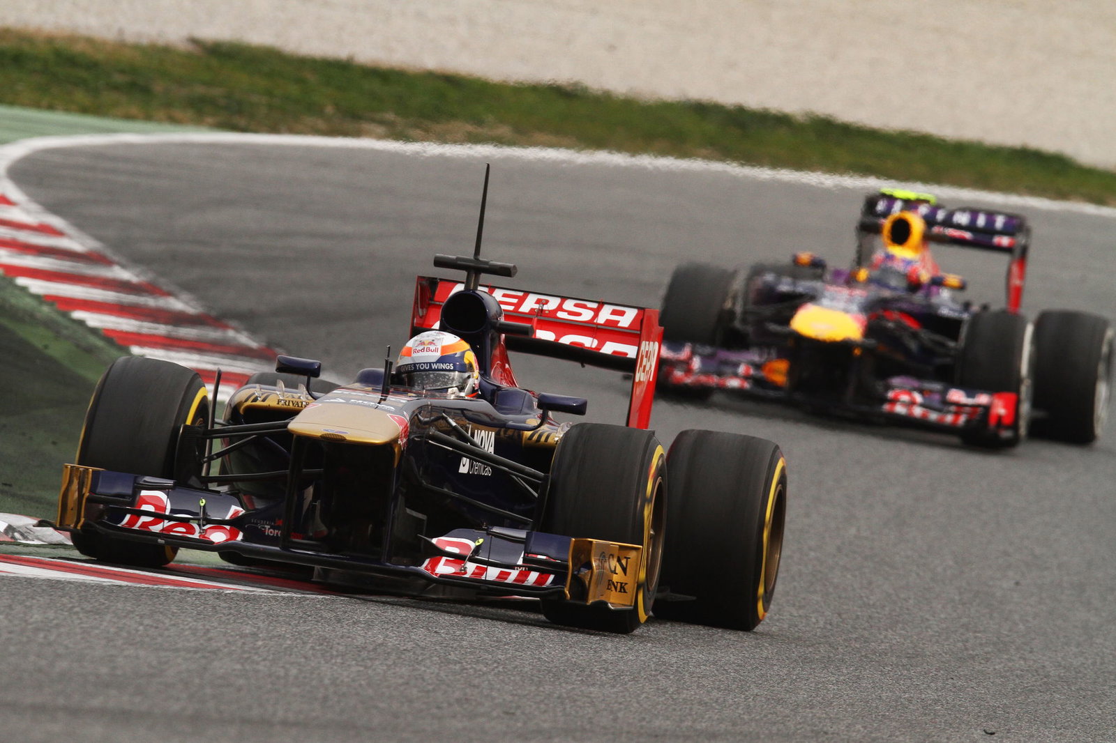 Jean-Eric Vergne (FRA) Scuderia Toro Rosso STR8 leads Mark Webber (AUS) Red Bull Racing RB9.21.02.2