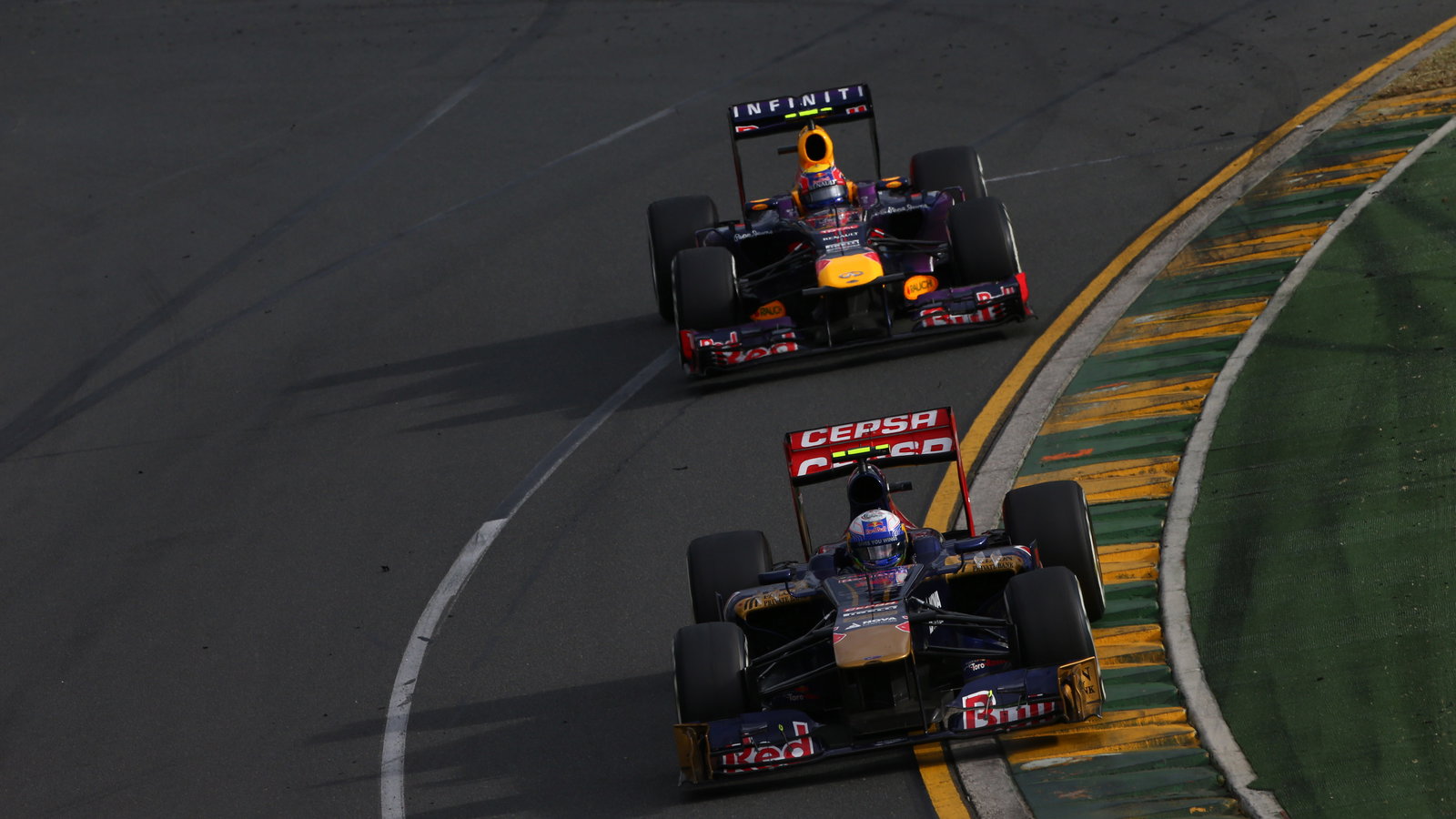 17.03.2013- Race,Daniel Ricciardo (AUS) Scuderia Toro Rosso STR8 leads Mark Webber (AUS) Red Bull R