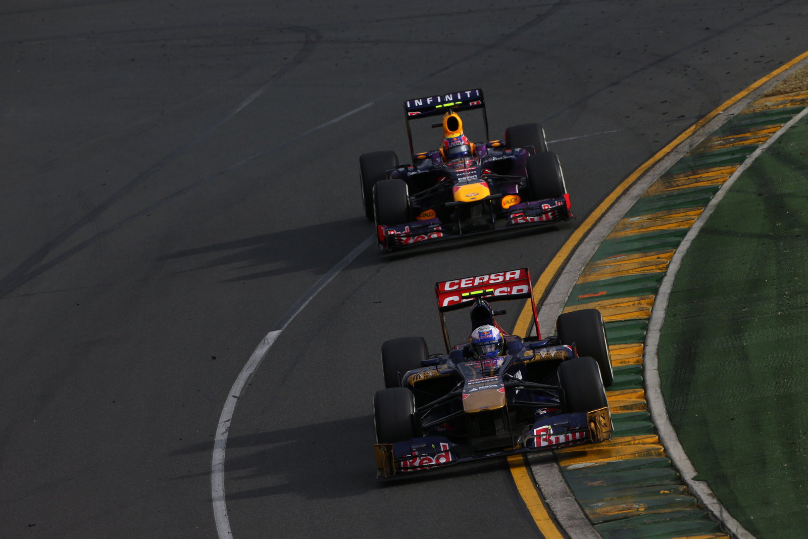 17.03.2013- Race,Daniel Ricciardo (AUS) Scuderia Toro Rosso STR8 leads Mark Webber (AUS) Red Bull R