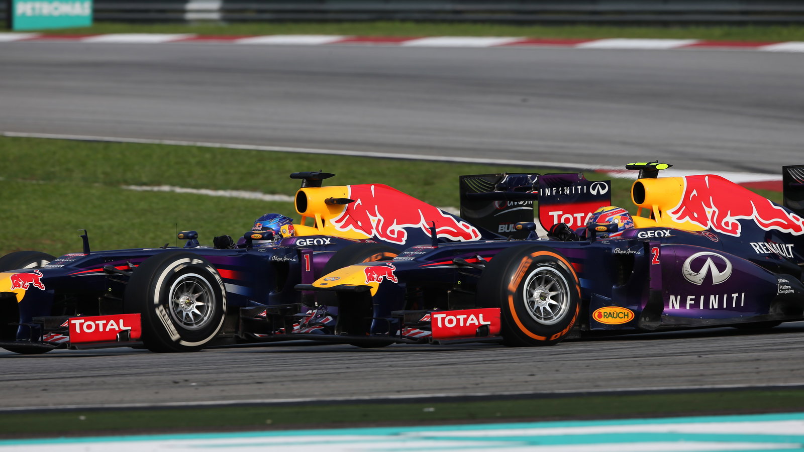 24.03.2013- Race, Sebastian Vettel (GER) Red Bull Racing RB9 overtaking Mark Webber (AUS) Red Bull R