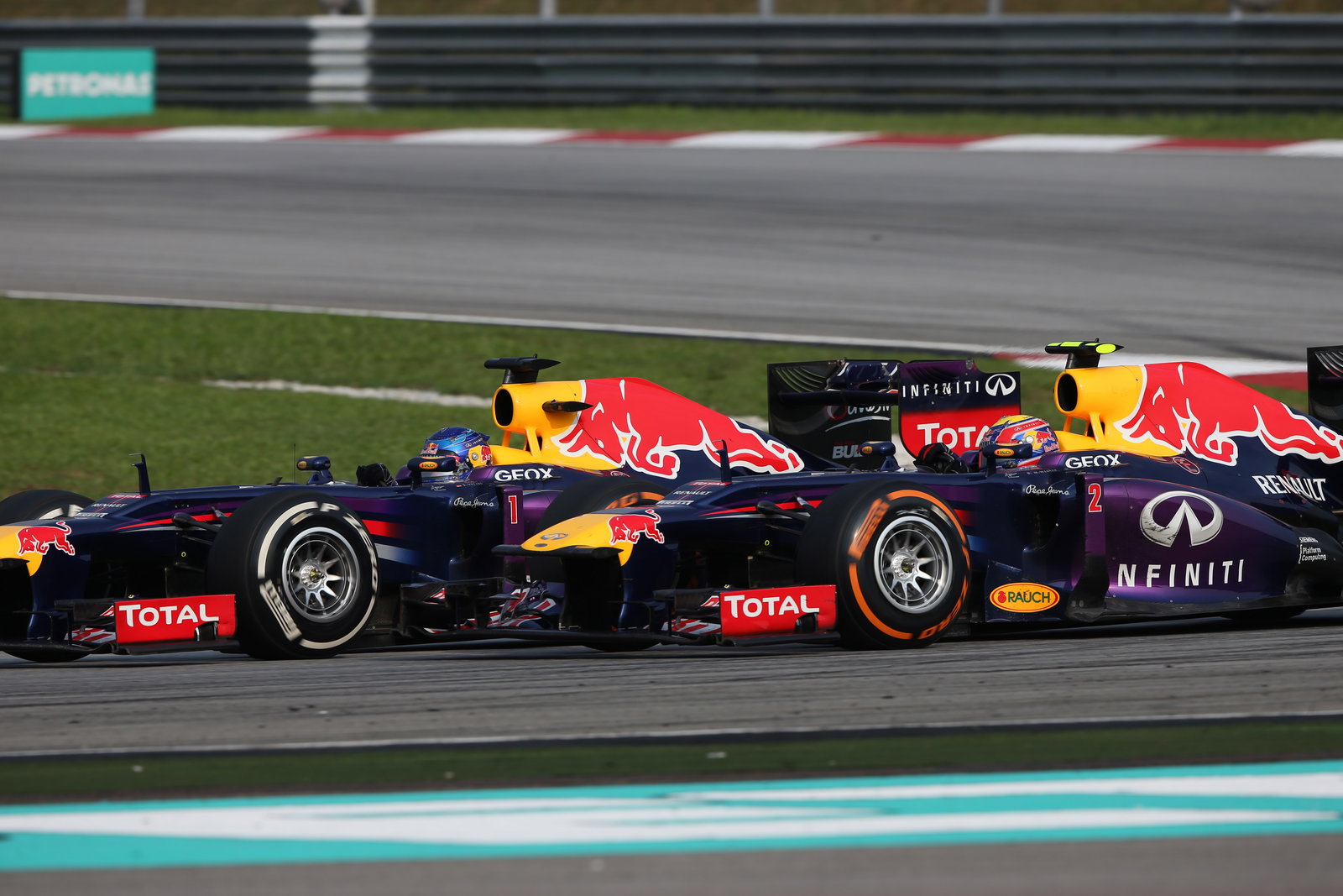 24.03.2013- Race, Sebastian Vettel (GER) Red Bull Racing RB9 overtaking Mark Webber (AUS) Red Bull R