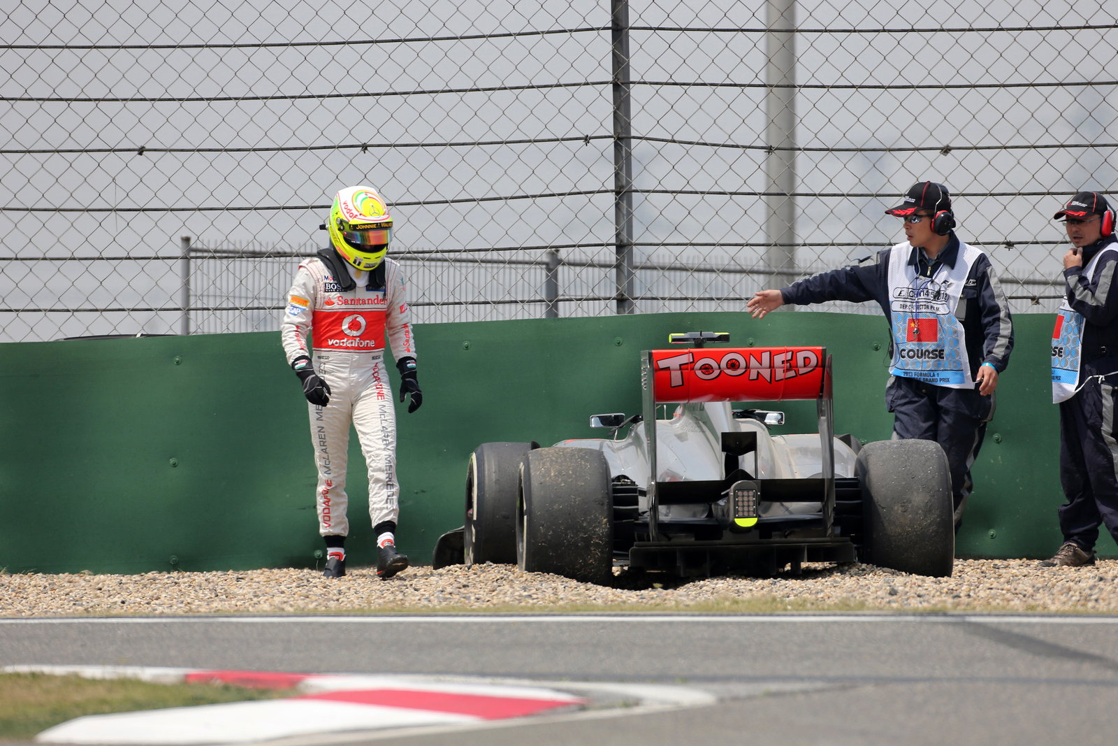 12.04.2013- Free Practice 1, Crash, Sergio Perez (MEX) McLaren MP4-28