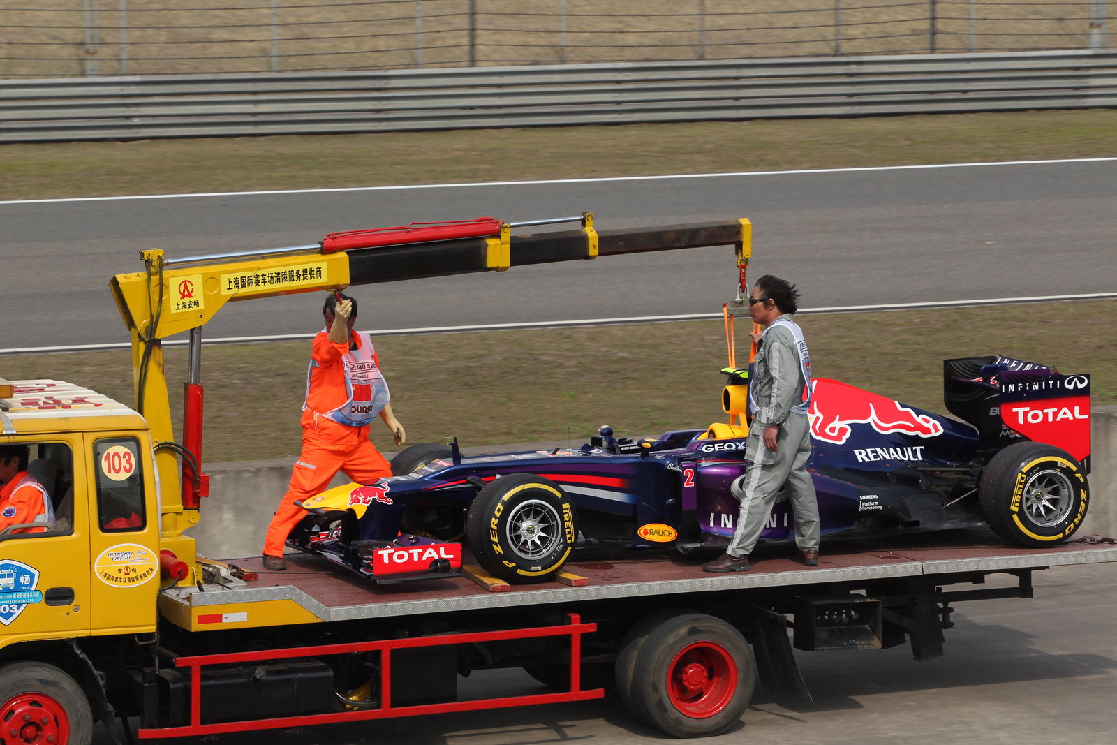 13.04.2013- Qualifying, The Red Bull Racing RB9 of Mark Webber (AUS) is recovered back to the pits o