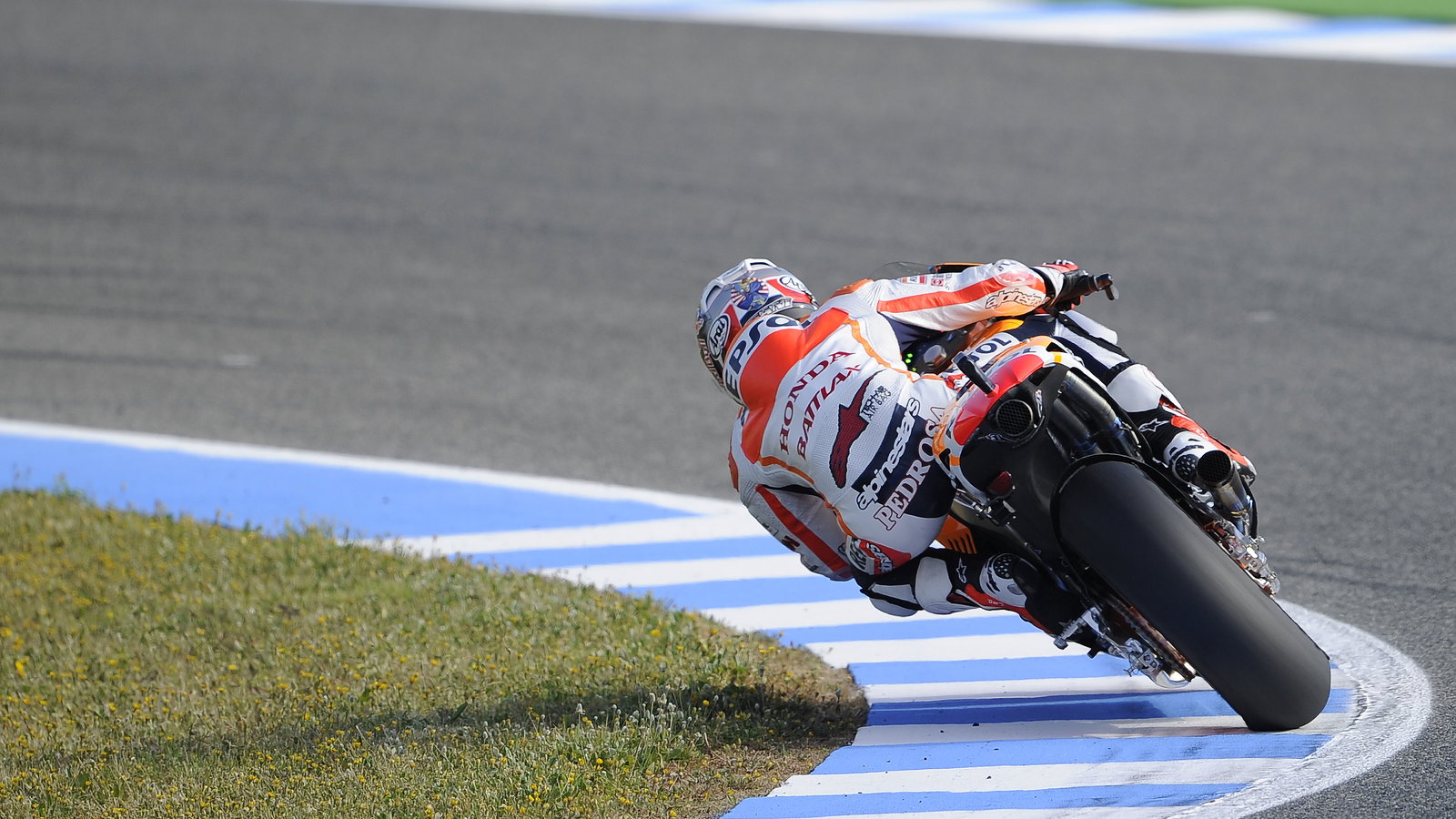 Pedrosa, using the curb on the exit of the last turn, Spanish MotoGP 2013