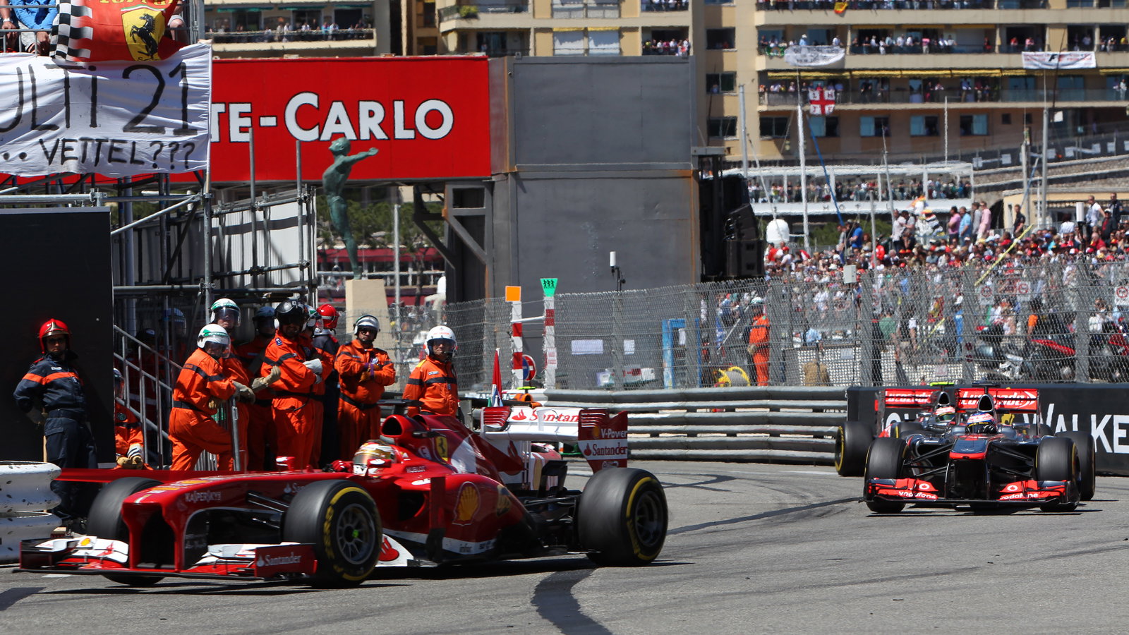 26.05.2013- Race, Fernando Alonso (ESP) Scuderia Ferrari F138 leads Jenson Button (GBR) McLaren Merc