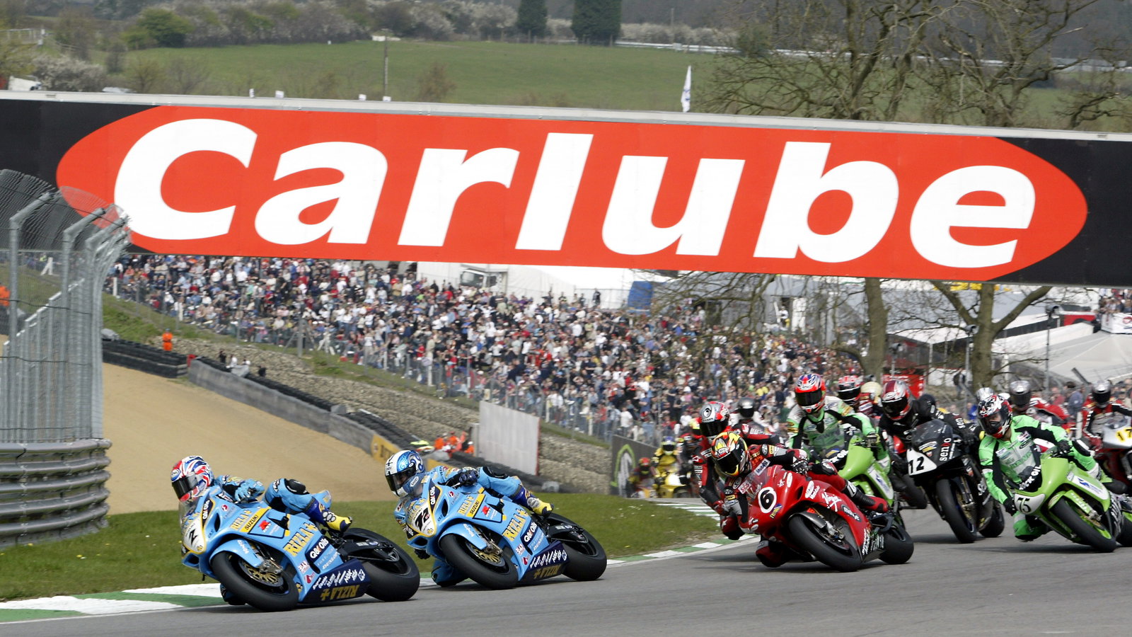 John Reynolds, Rizla Suzuki, leads team-mate Yukio Kagayama who finished third on the opening lap