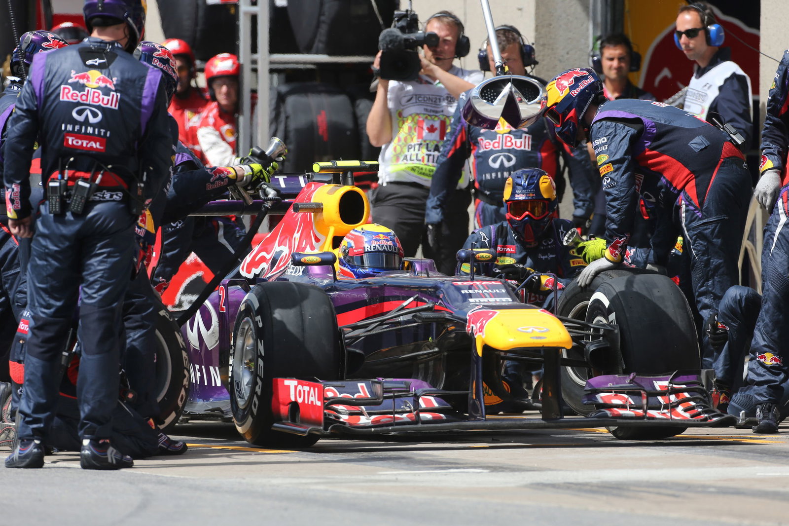 09.06.2013- Race, Mark Webber (AUS) Red Bull Racing RB9 pit stop
