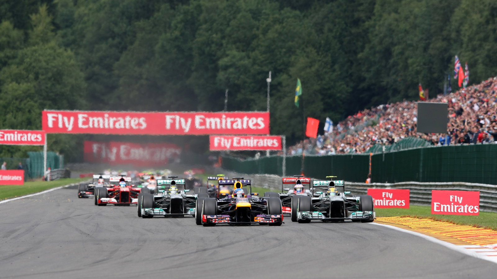 25.08.2013- Race, Start of the race, Sebastian Vettel (GER) Red Bull Racing RB9 and Lewis Hamilton