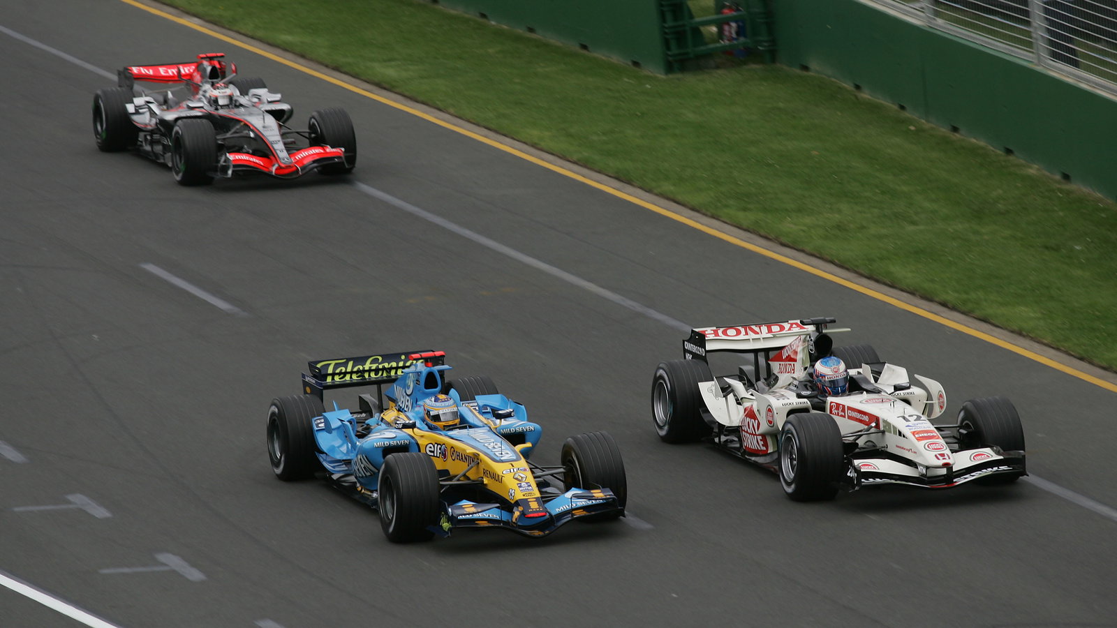 Fernando Alonso (ESP) Renault R26 overtakes Jenson Button (GBR) Honda F1 RA106 Australian Formula 