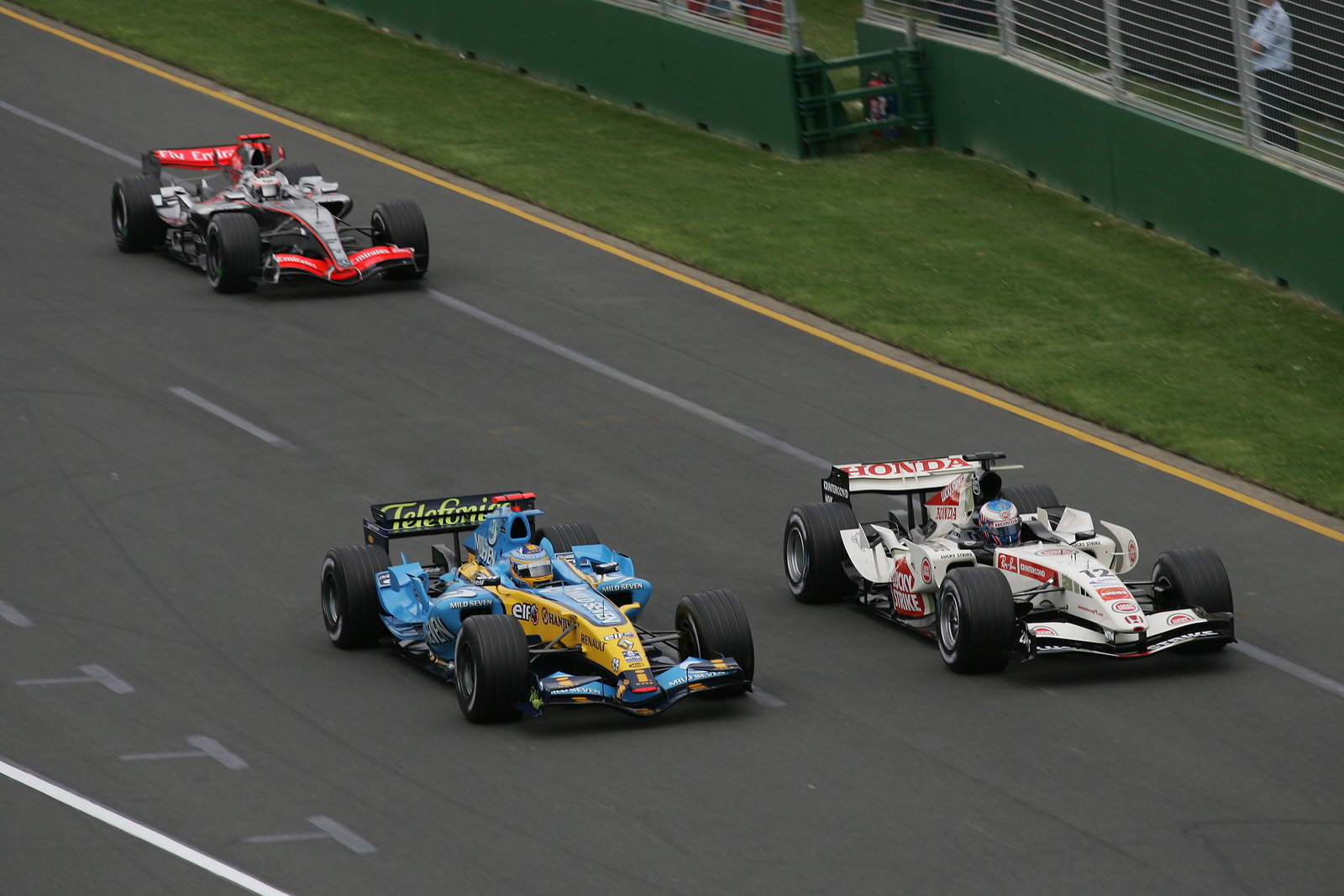 Fernando Alonso (ESP) Renault R26 overtakes Jenson Button (GBR) Honda F1 RA106 Australian Formula 