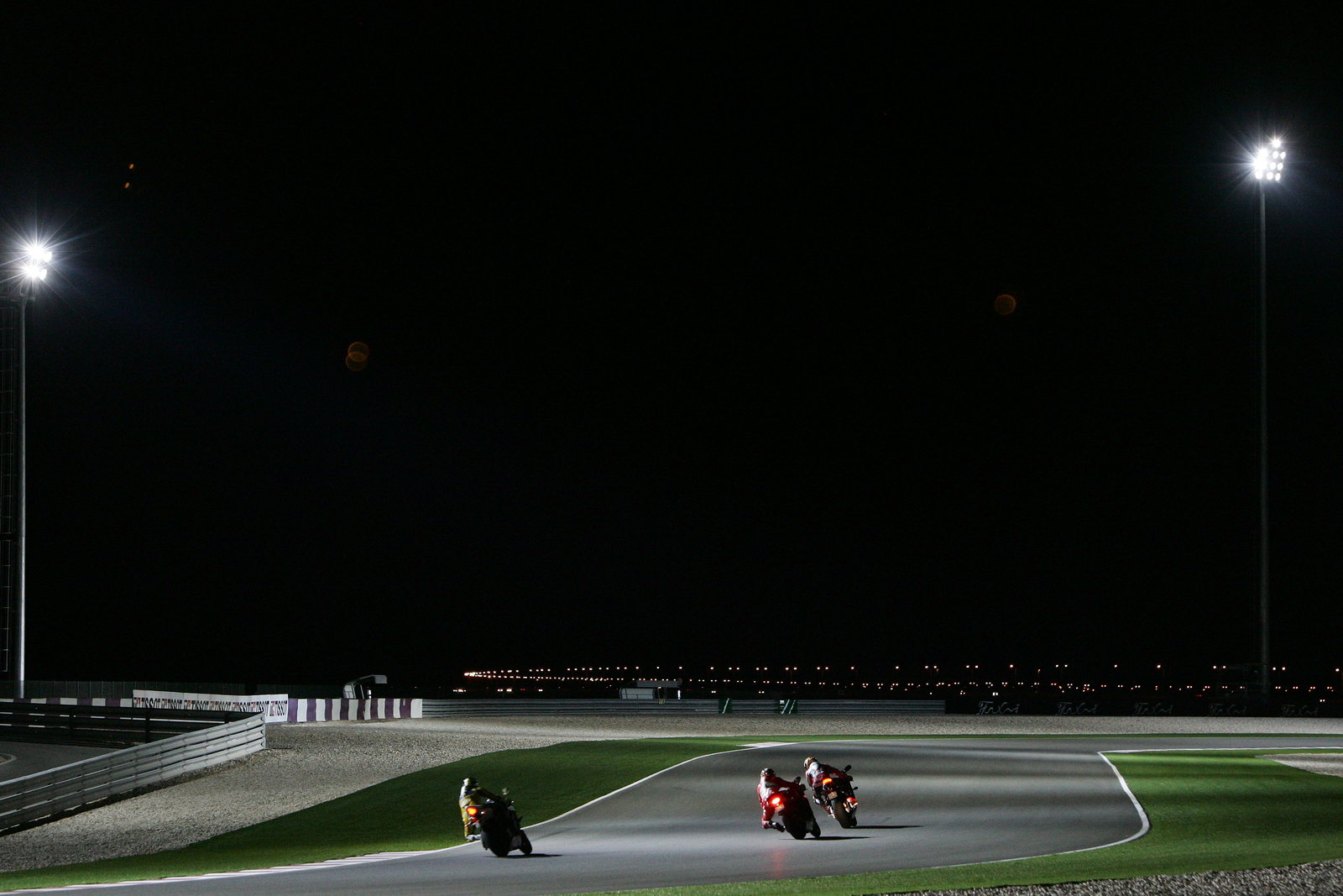 Capirossi, Roberts and Rossi try riding at night, Qatar MotoGP 2006