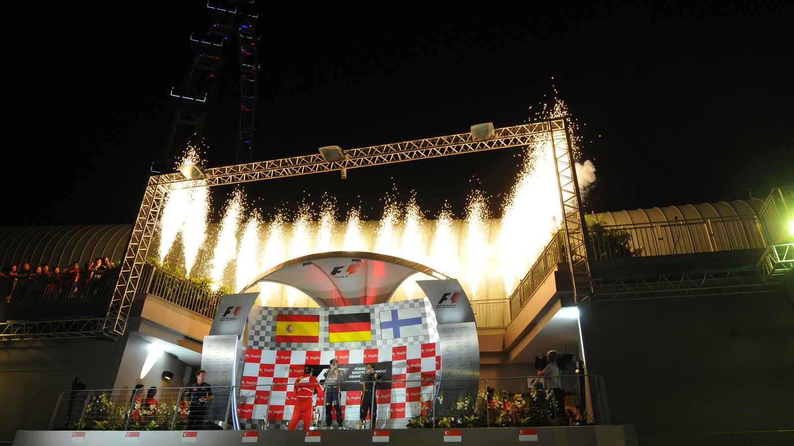 22.09.2013- Podium: Sebastian Vettel (GER) Red Bull Racing RB9 (race winner), Fernando Alonso (ESP)