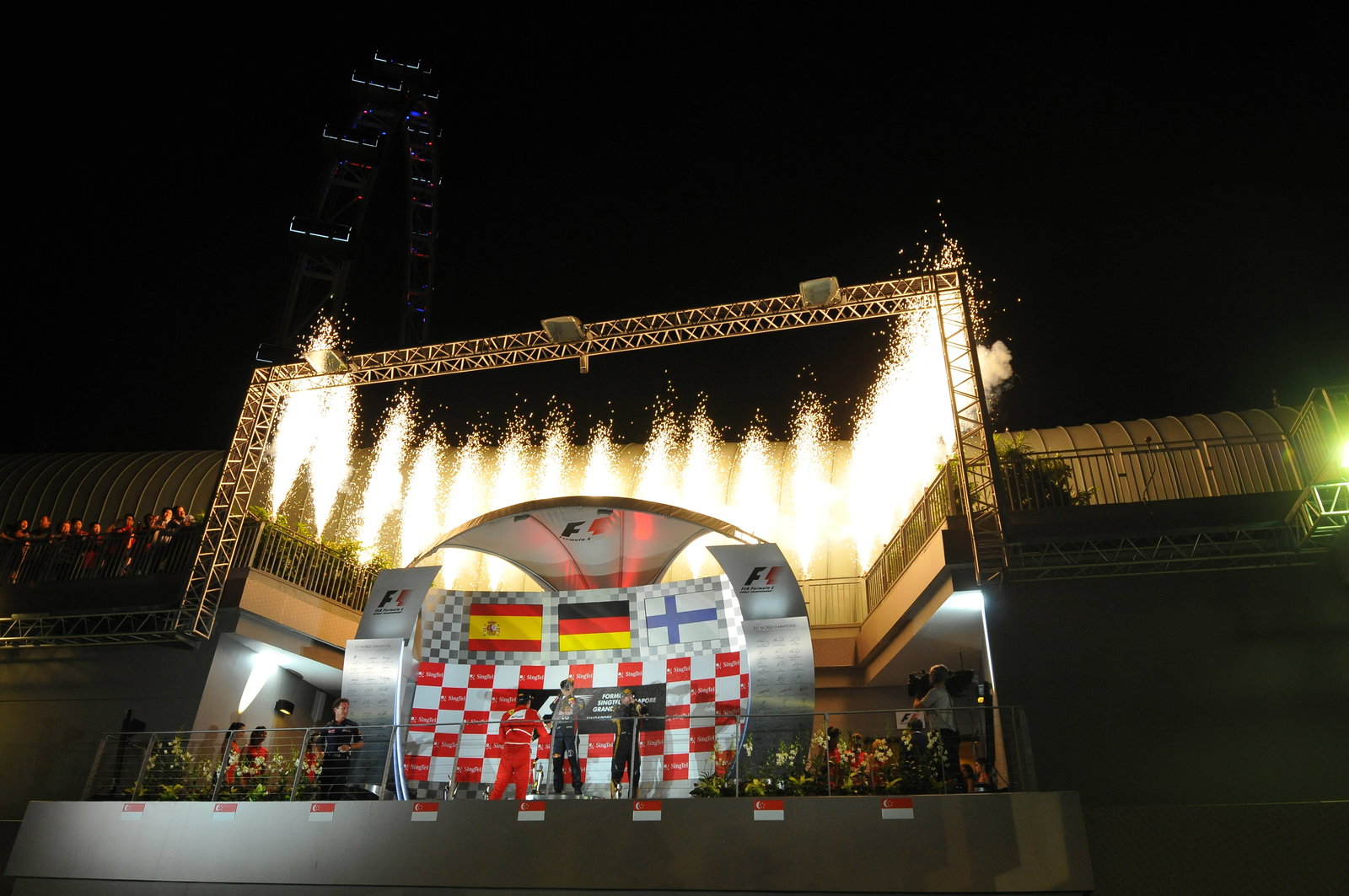 22.09.2013- Podium: Sebastian Vettel (GER) Red Bull Racing RB9 (race winner), Fernando Alonso (ESP)